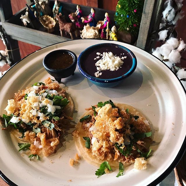 A good day to have pork carnitas tacos with crunchy pork rinds on top! 😎#ComidaCorrida #MomsCookBest #MexicoCityInHouston