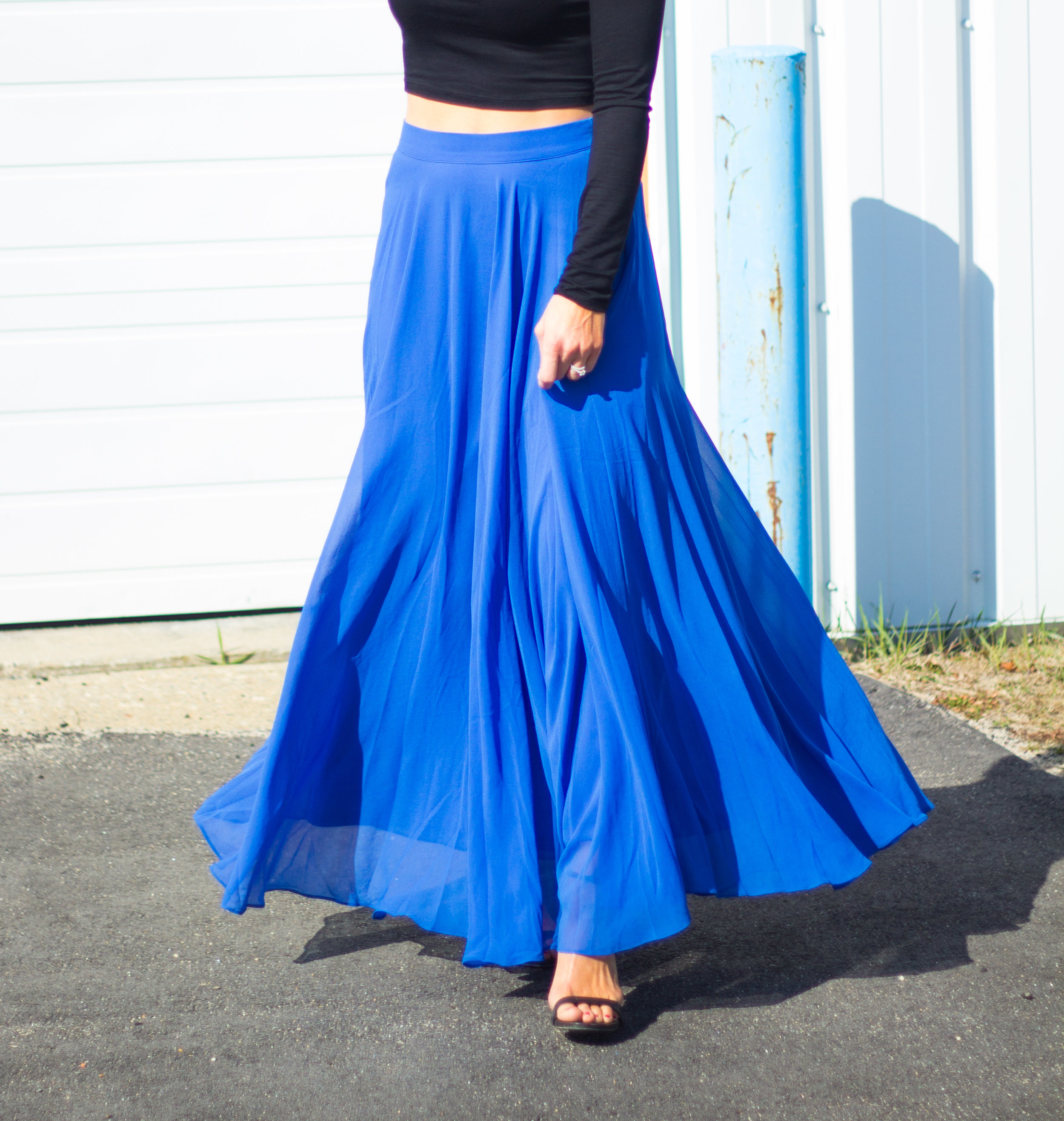 Maxi Skirt Outfits – Blue Maxi Skirt Outfits – Fashion for Women – Date Night Outfits – Summer Outfits – Black Crop Top Outfits – heartandseam.com #heartandseam #morninglavender