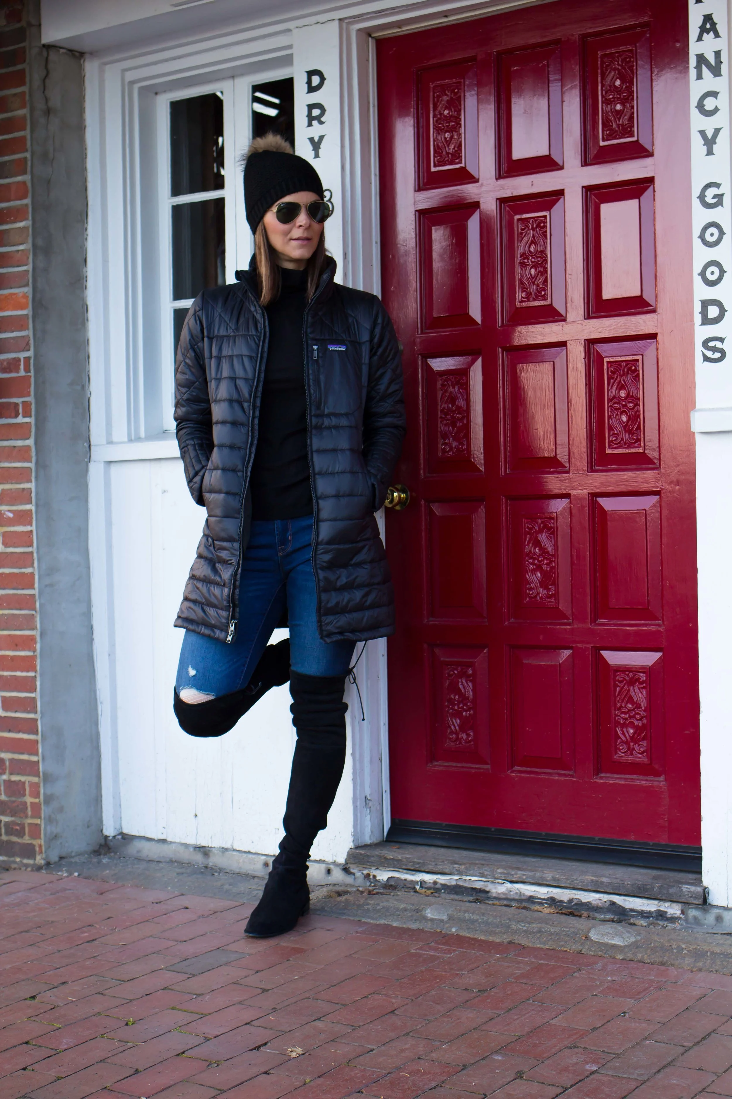 Winter Outfit Ideas – Weekend Outfits – Casual Outfits – Fashion for Women – Patagonia Jacket Outfits – OTK Boots Outfit – Pom Pom Hat Outfits – Street Style Outfits – heartandseam.com #heartandseam
