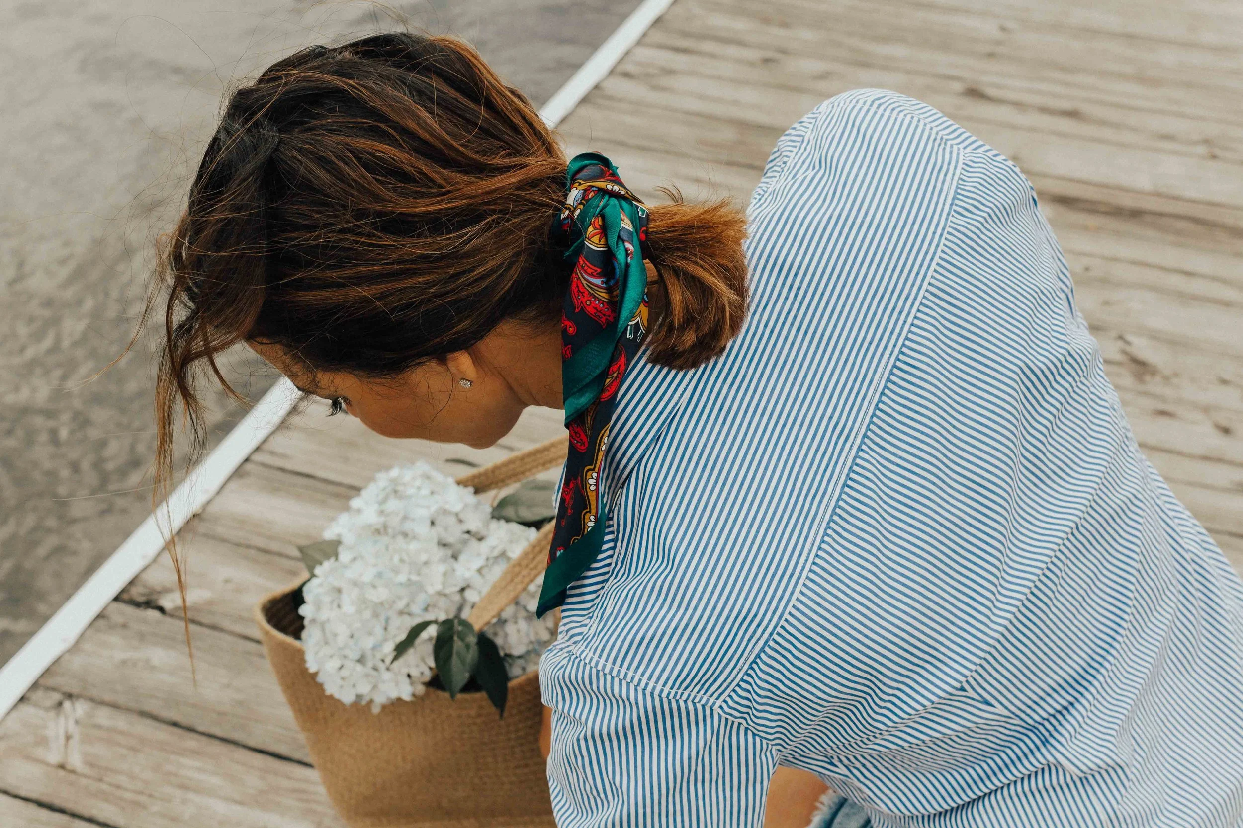 How to Style a Scarf – Scarf Outfits – Scarf Hair Tie – Scarf Choker Outfits – Coastal Outfit Ideas- Fashion for Women - #scarfoutfitss #heartandseam www.heartandseam.com