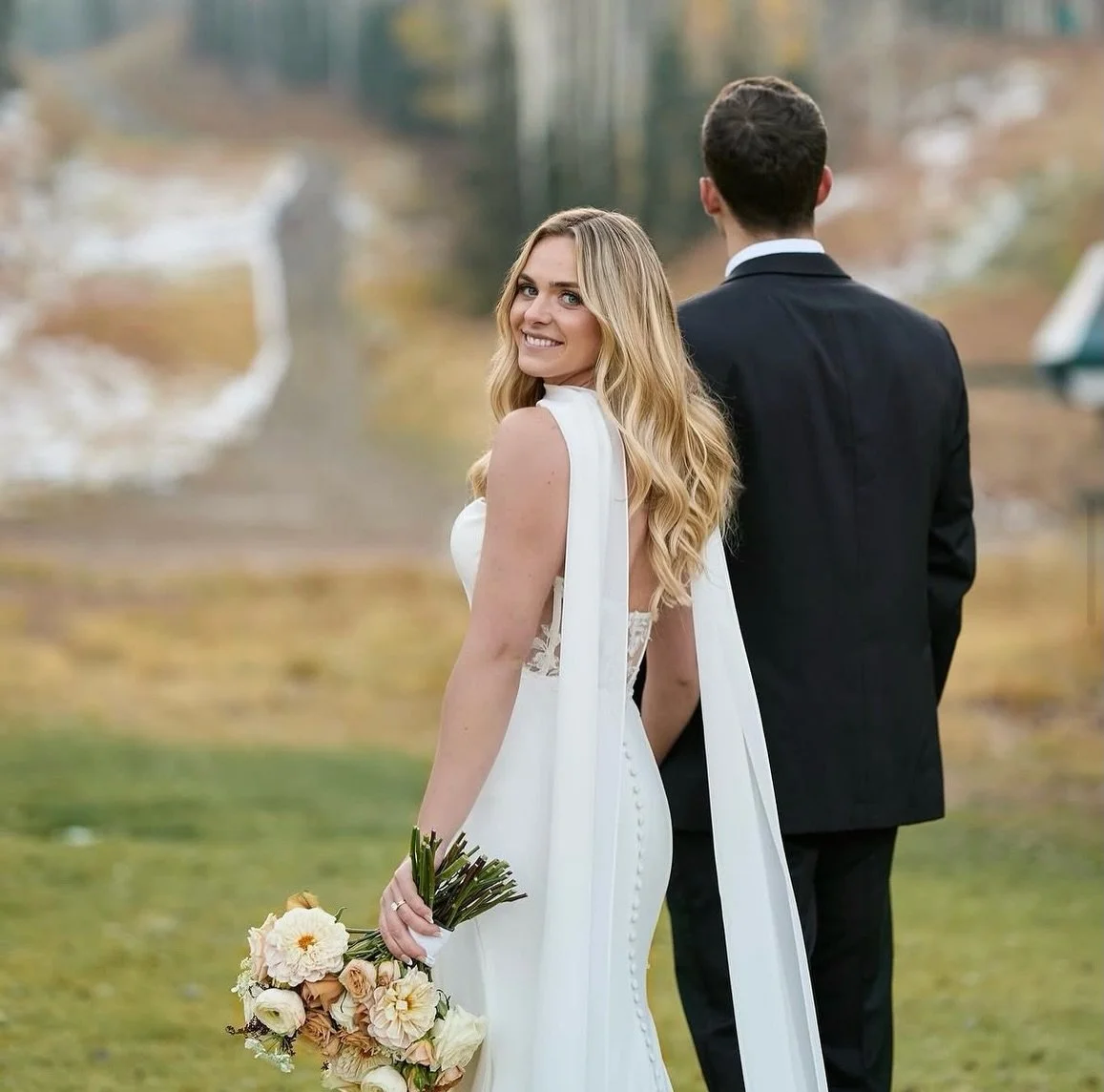 Beautiful @kendallelizabethm on her wedding day. She opted for soft curls with natural soft glam and she looked stunning! 🤩