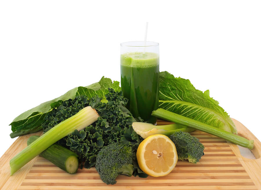 Jugo verde desintoxicante: Kale, Apio, Pepino, Espinaca, brocoli, jugo de naranja.