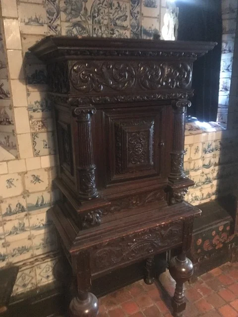 A private tour of the Lampoon castle in Cambridge 