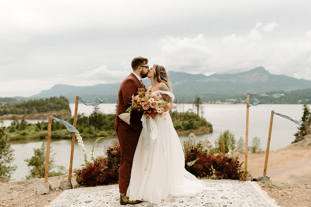 Columbia_Gorge_kamea_events_wedding_planner__Portland_Elopement_Tricia_and_Taylor_Dawn_Charles_Photographer-387.jpg