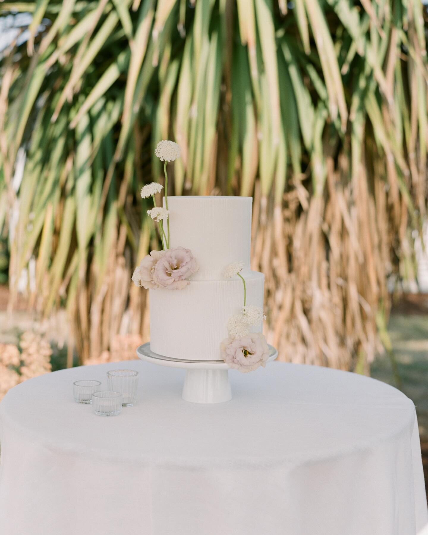 No wedding is complete without a little sweet treat 😉

Photographer @casiyostphoto
Venue @atthejoy
Florist @novellatheoryfloral
Hair Stylist @miyoko.stylist
Makeup Artist @kendra.lspringer
Cake @dreamcakespdx
Dessert @sloshypops
Coffee Service @howd