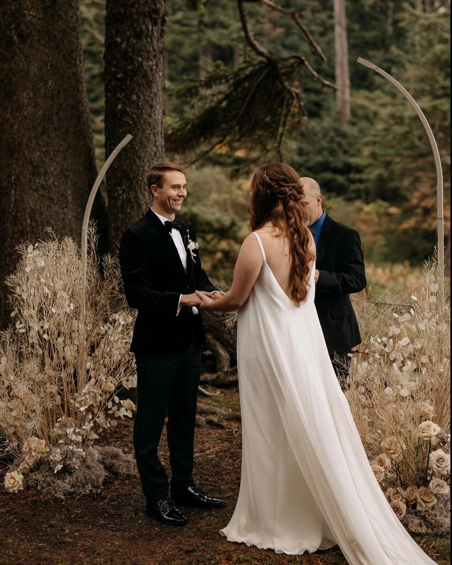 Huge fans of incorporating dried florals amongst the live ones &mdash; @wildflower_portland did a beautiful job with this textured ceremony installation for one of the sweetest intimate weddings we&rsquo;ve been a part of.

Photographer @lukaskorynta