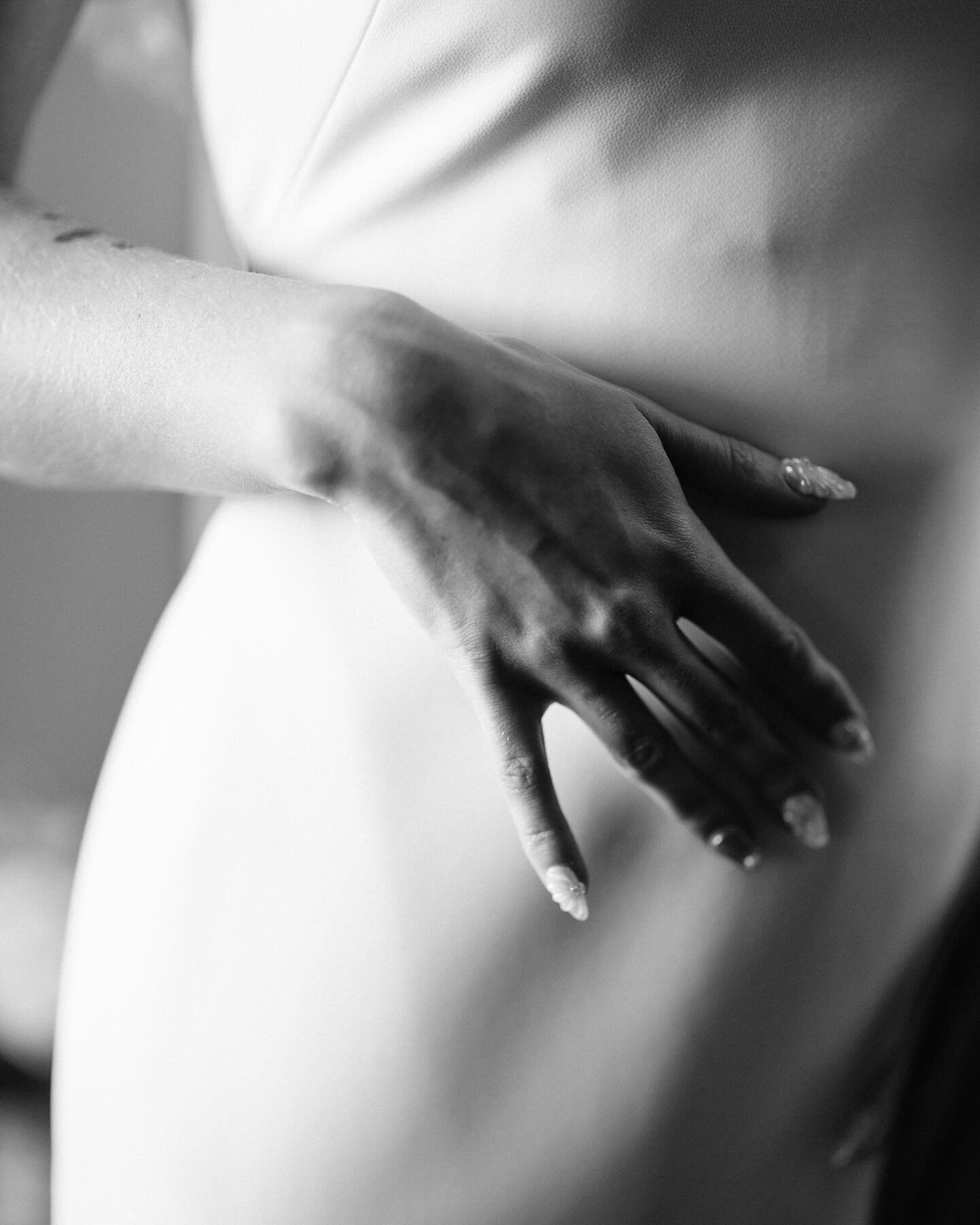 Ugh I have no words 😩 these BW detail shots are everythinggg

Photographer @casiyostphoto
Venue &amp; Caterer @emeraldvalleygolf
Coordination @kameaevents

#winterwedding #weddingboston #bowseason #stylishbride #thewed #bridalinspo #bostonweddingpla