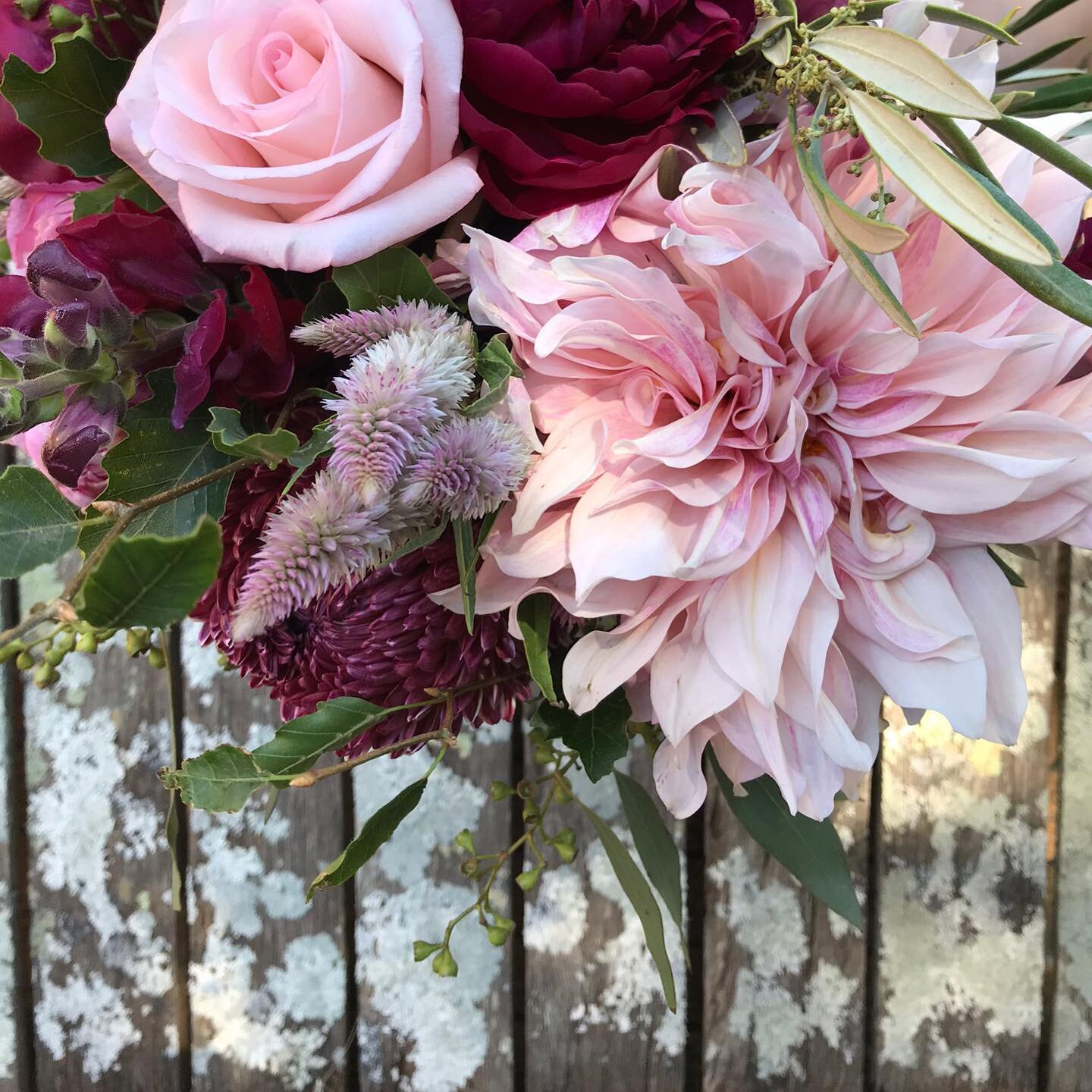 Happy Friday lovers 💕 who&rsquo;s getting all their wedding plans sorted in lockdown? 🙌🏼 
.
.

#sydneyweddings #floristsweddingday #sydneyflorist #sydneyweddingflowers #weddingday #floralstyling #floralstylingsydney 
#weddingstyle #bouquet #brides