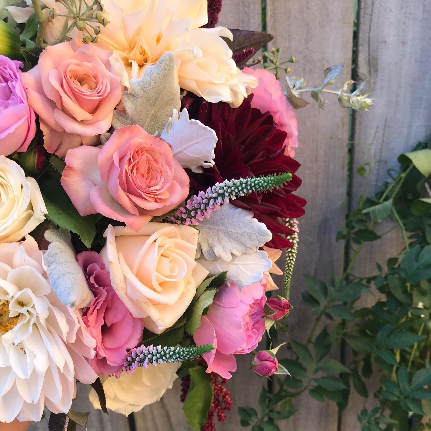 We wholeheartedly believe flowers make you happier ✨
.
.

#weddingday #weddingdaydetails #weddingmoments #sydneyflorist #weddingflorist #weddingflowers #weddingflowersdecor #weddinginstallation 
#weddingflorist #weddingflowerssydney #weddingbouquetid