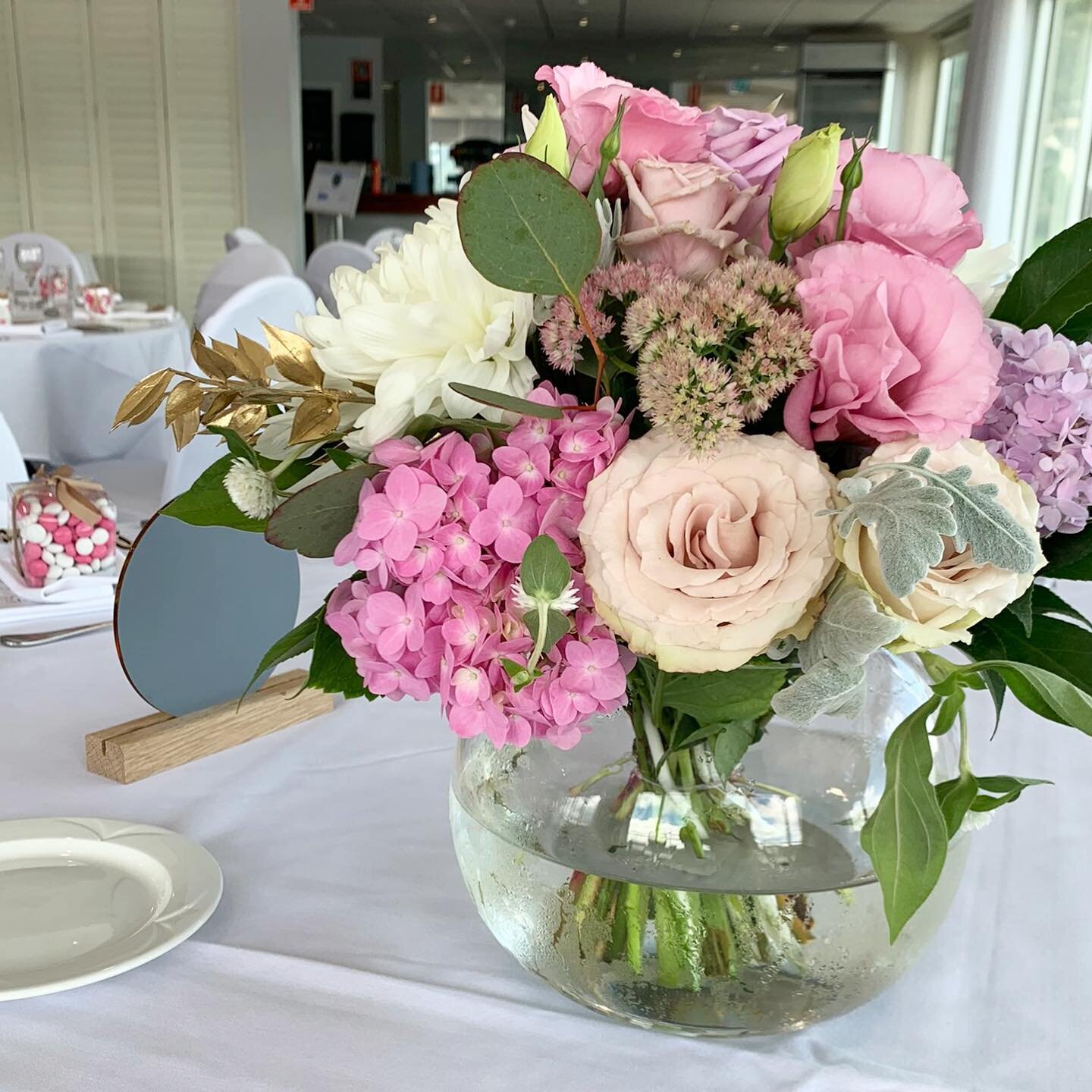 A classic table center &amp; a lush bridal table to bring the colour to your venue ✨
.
.
.
#receptionflowers #receptiondecor #weddingflowers #eventstyling #eventflorals #sydneyeventstyling #sydneyflorist #sydneyweddingflowers #weddingday #floralstyli