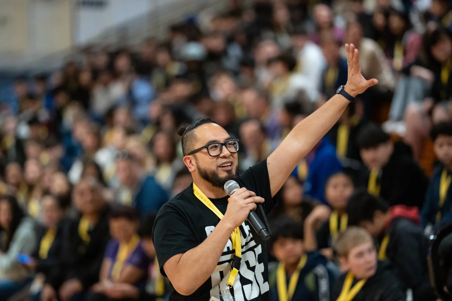 Aires Patulot speaking to a large Catholic youth audience