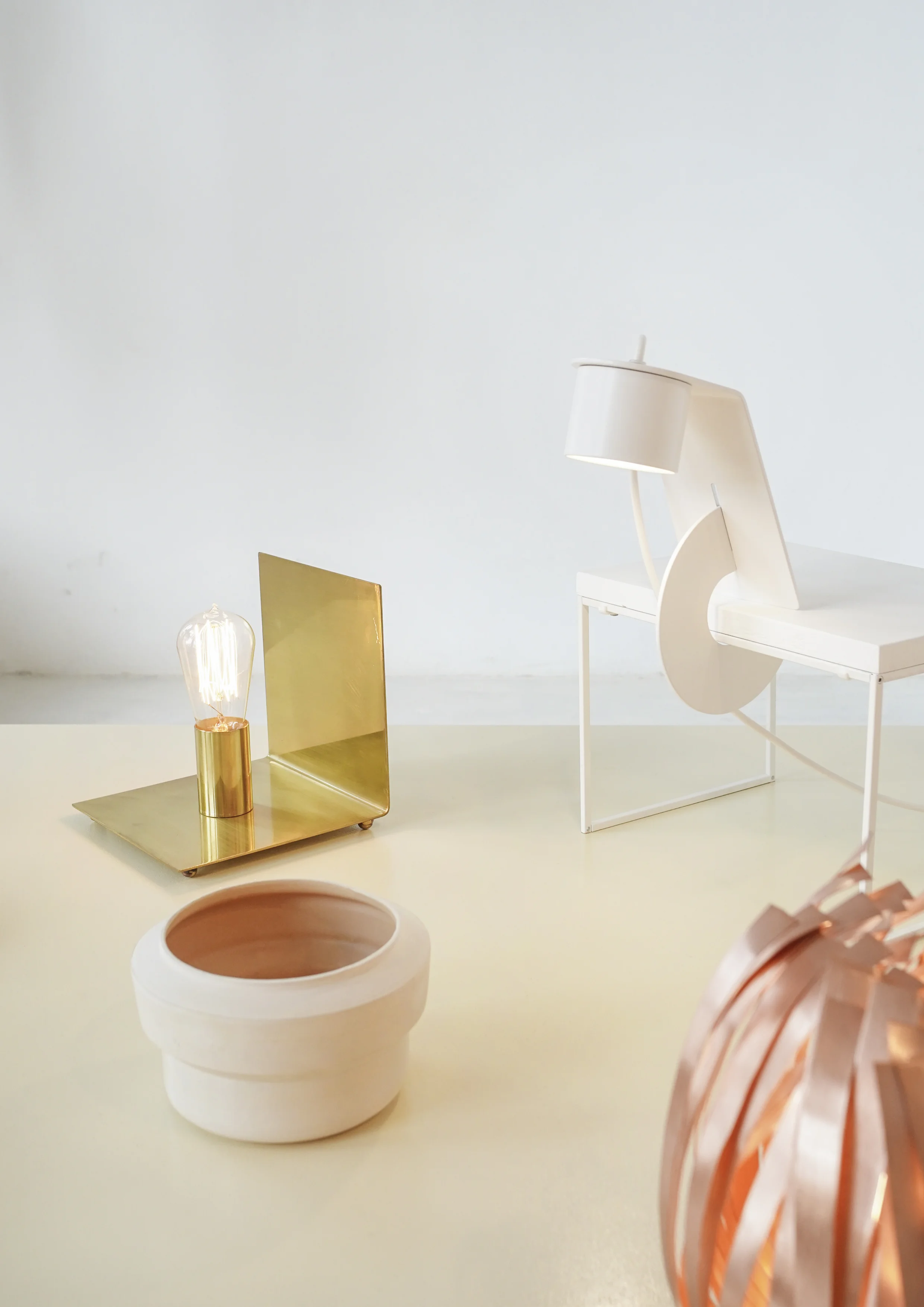 Angle lamp in brass, among other objects of the collective.