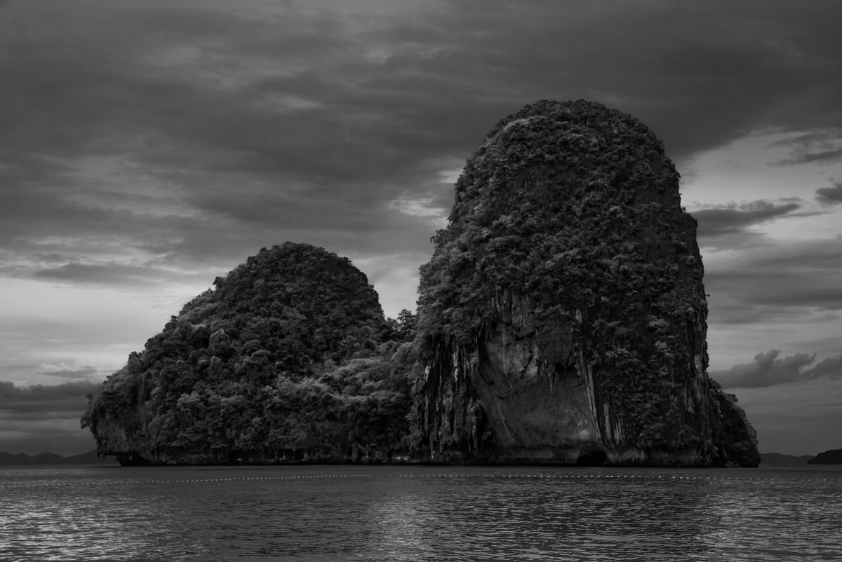 The sea cliffs off Ao Phra Nang beach uncannily resemble a brooding assassins’s head scarf from #AssassinsCreed . 