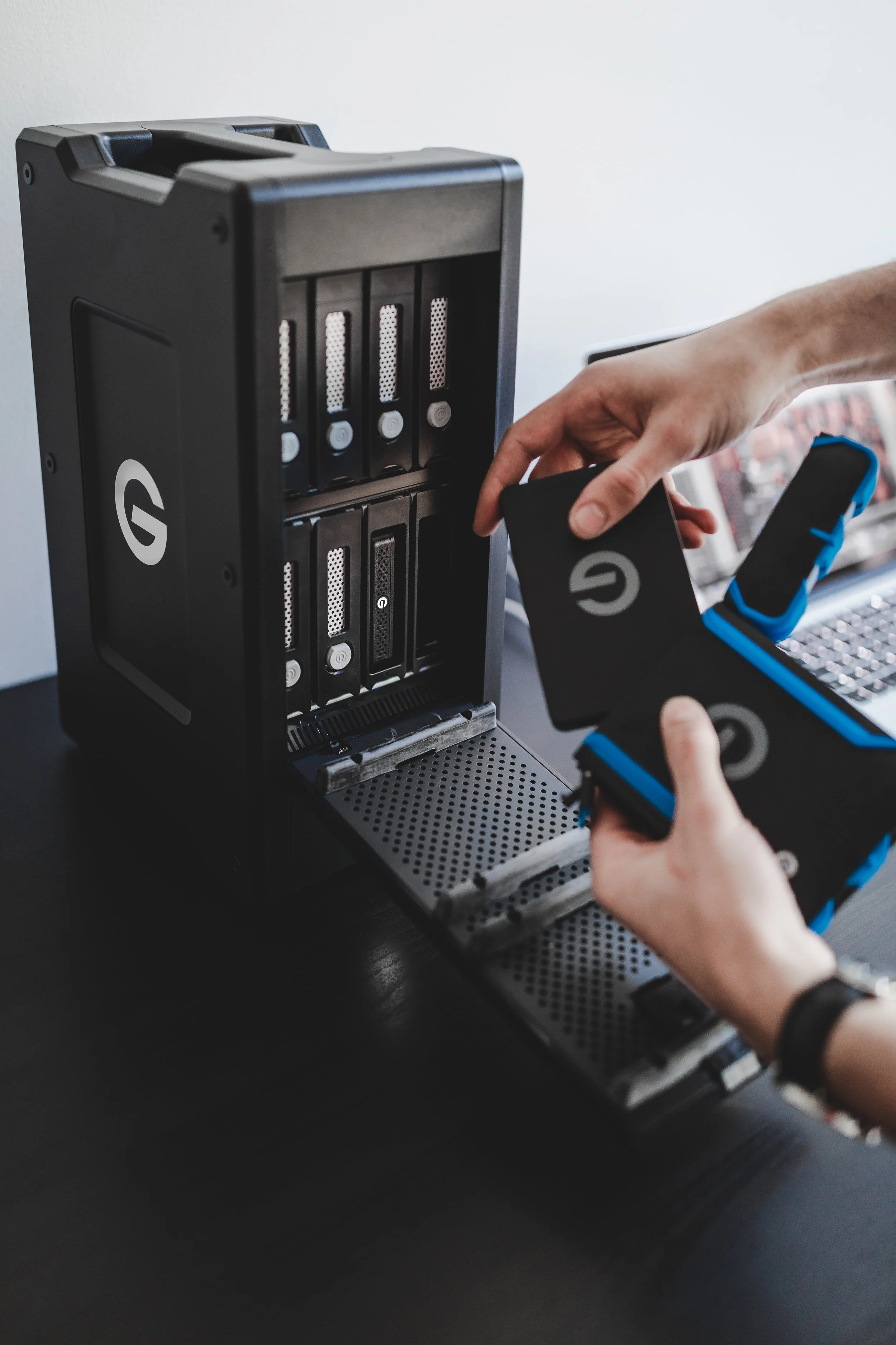 G-SPEED Shuttle XL: Uncasing of the G-DRIVE ev from the ev All-Terrain Case