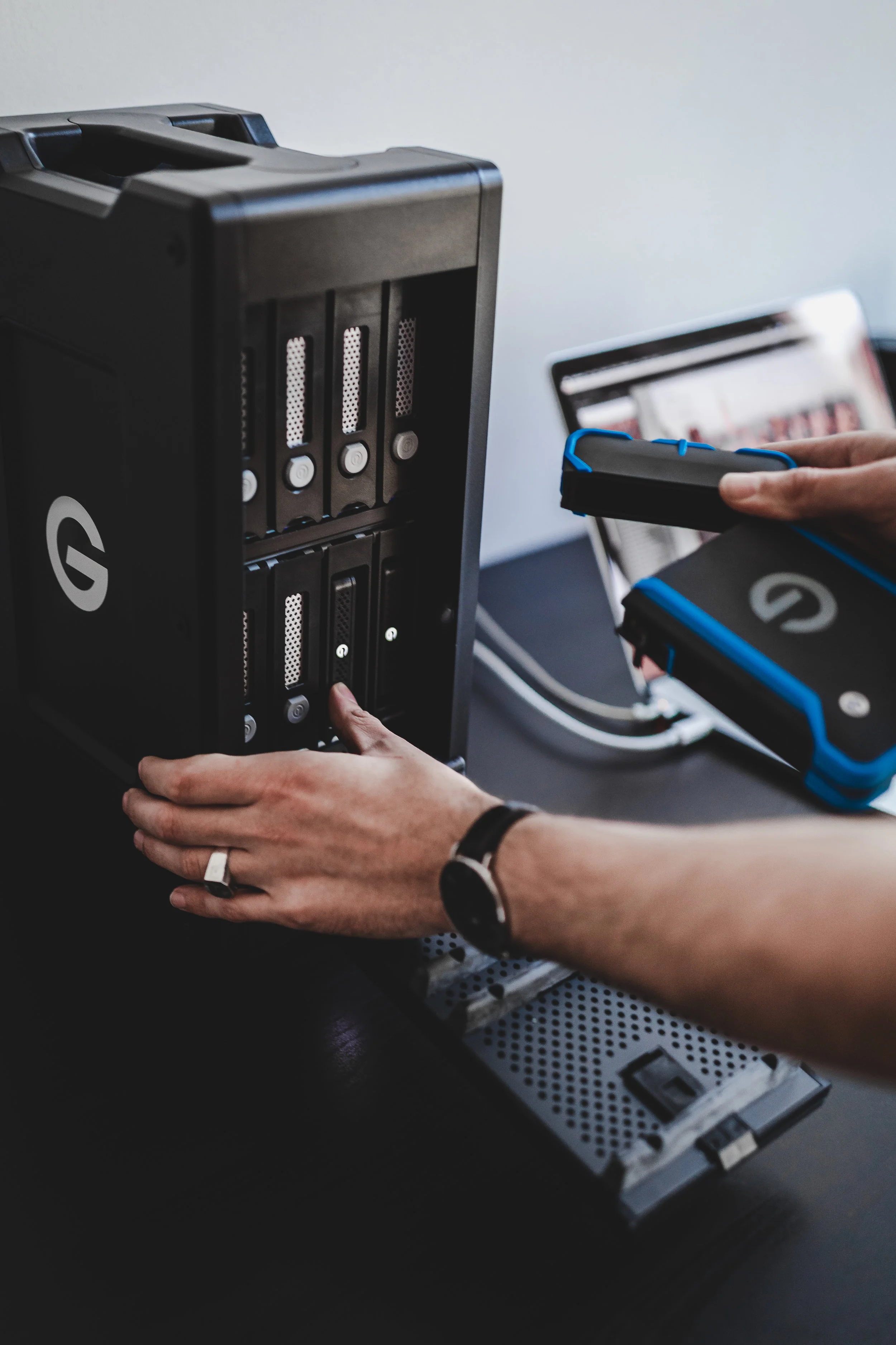 G-SPEED Shuttle XL: Insert a G-DRIVE ev into the G-SPEED Shuttle XL ev Series Bay Adapter