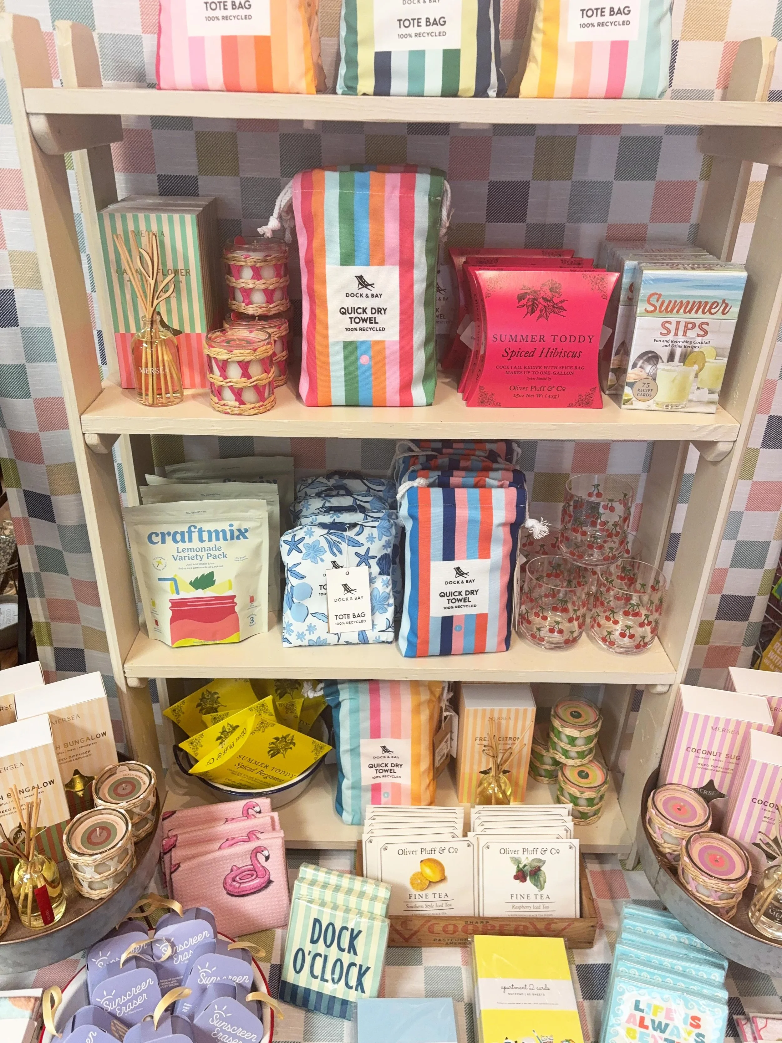 Happy June! The sun is shining and summer is right around the corner. Come check out our favorite pick-dry towels and other summer faves for those pool and beach days ahead! 🏖️