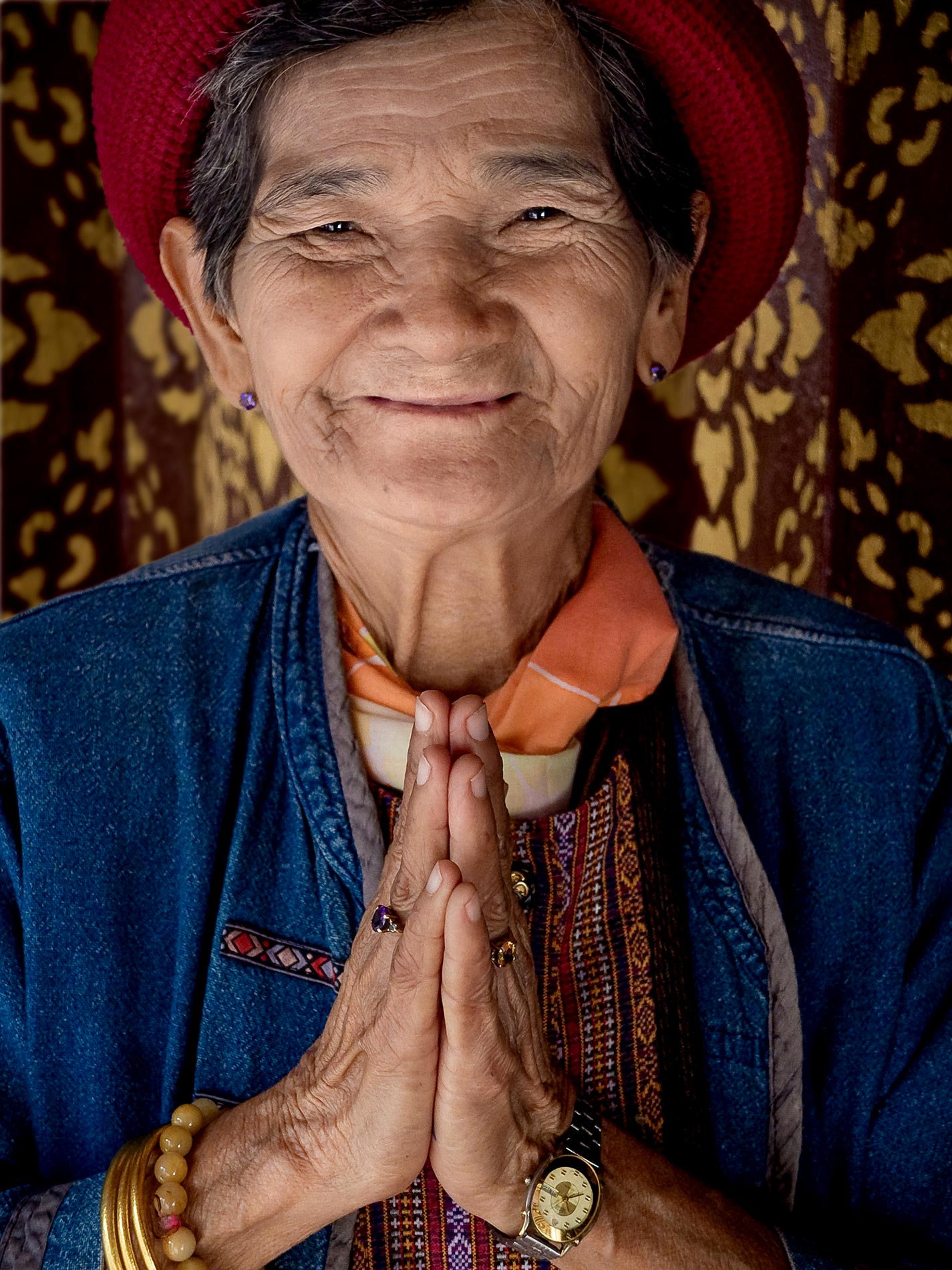 Temple woman - Chiang Mai