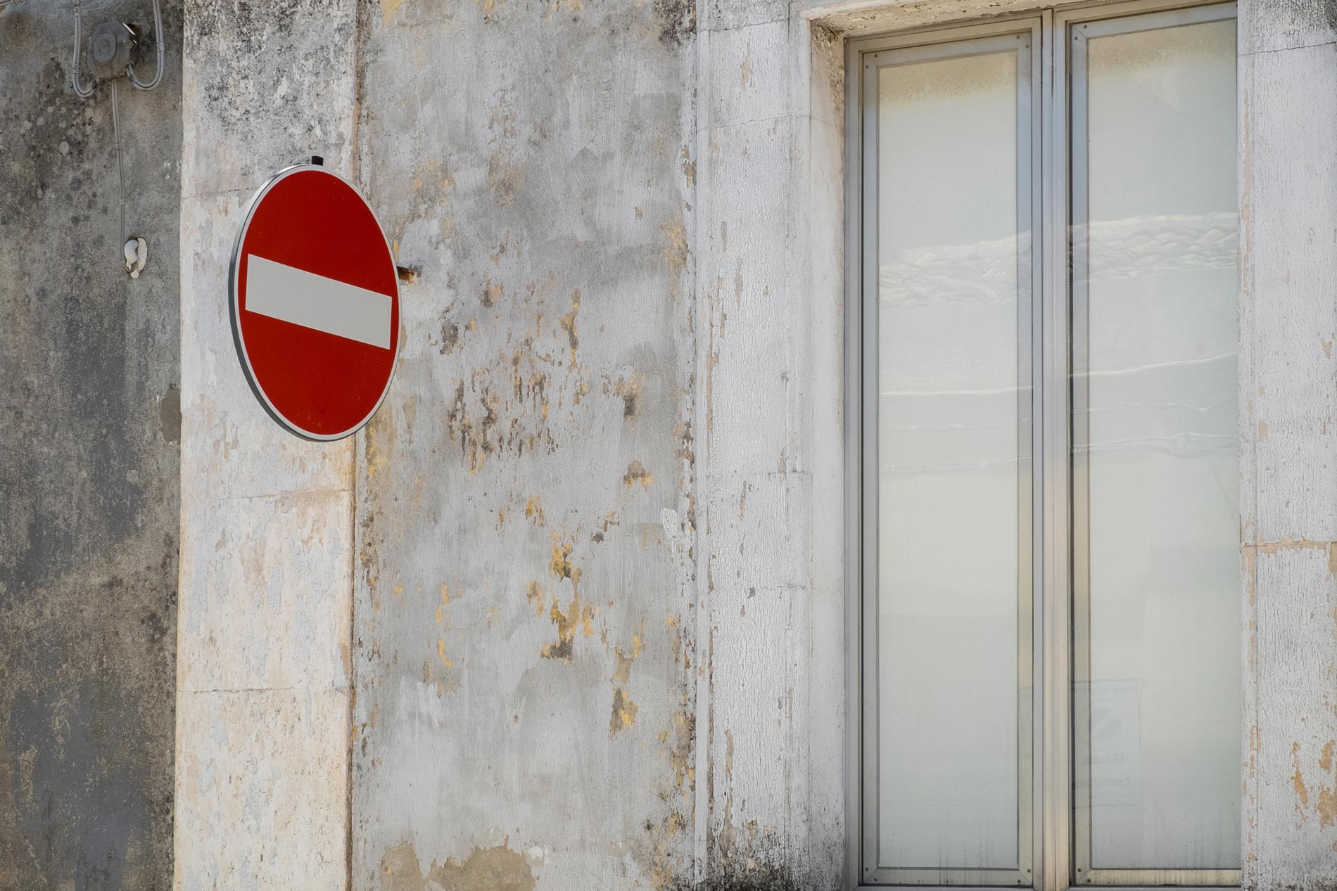 White wall and sign - Floridia, Sicily