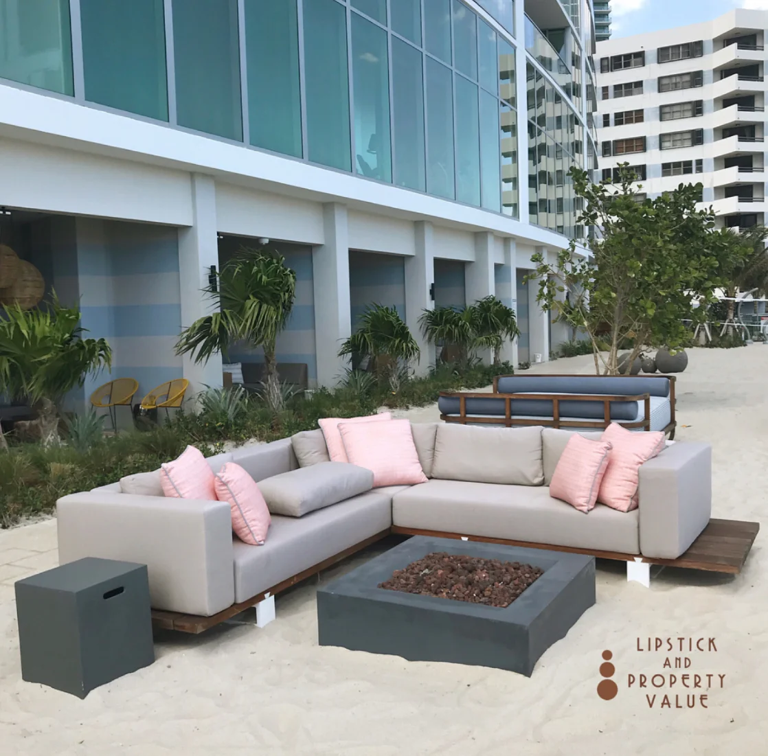 amenities_chill-space-entertaining-lounge-Biscayne-Biscayne-Beach_lipstickandchicspaces.com_lifestyle(3).jpg
