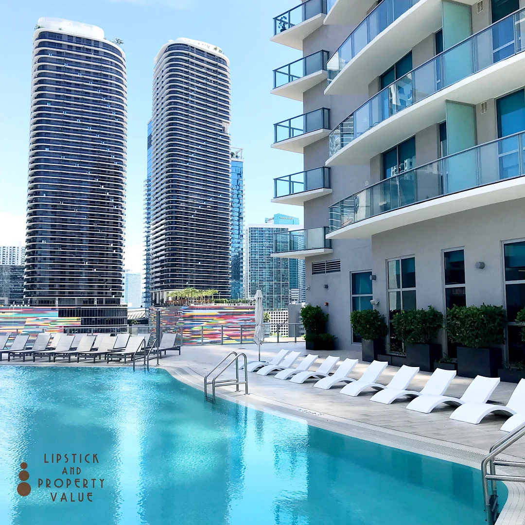 amenities_chill-space-entertaining-pool-Brickell-1100-Millecento_lipstickandchicspaces.com_lifestyle(1).jpg