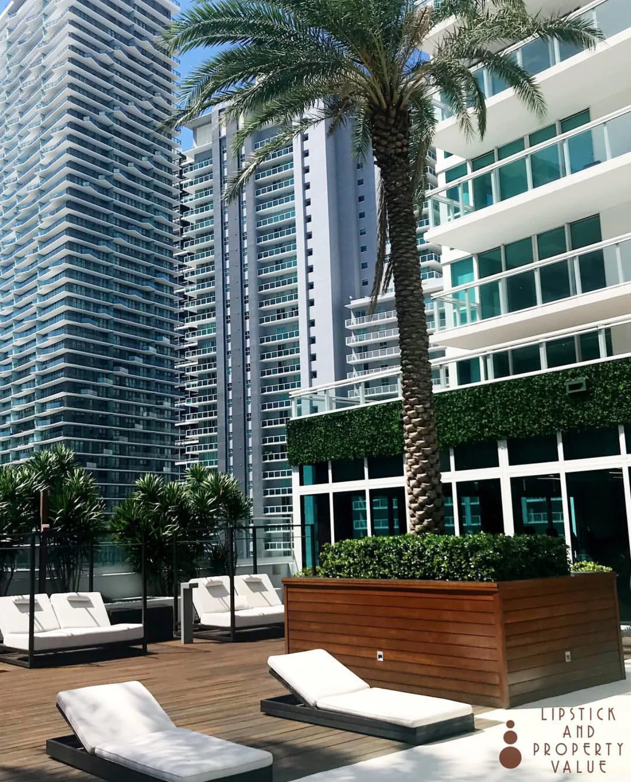 amenities_chill-space-entertaining-pool-Brickell-The-Bond-on-Brickell_lipstickandchicspaces.com_lifestyle(3).jpg