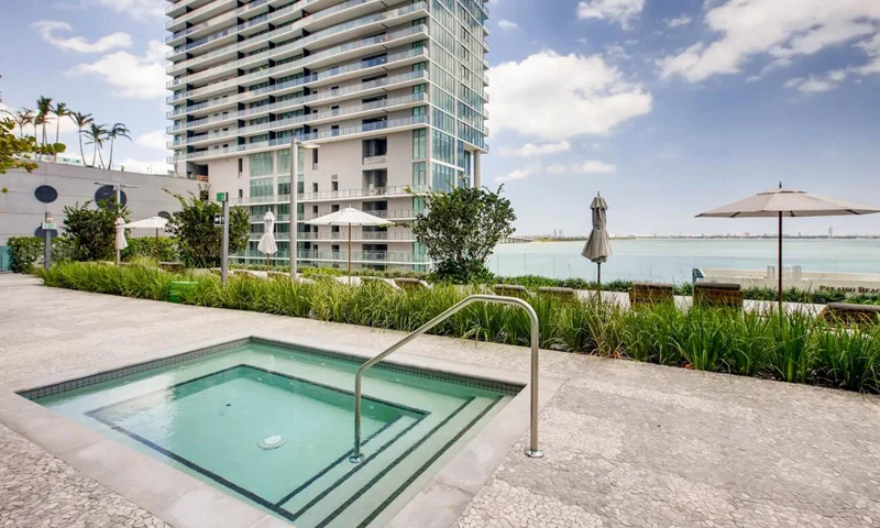 amenities_chill-space-entertaining-pool-Biscayne-Paraiso-Bay_lipstickandchicspaces.com_lifestyle(3).jpg