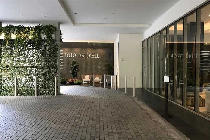 porte-cochere-1010-brickell-entrance-valet_lipstickandchicspaces.com.jpg