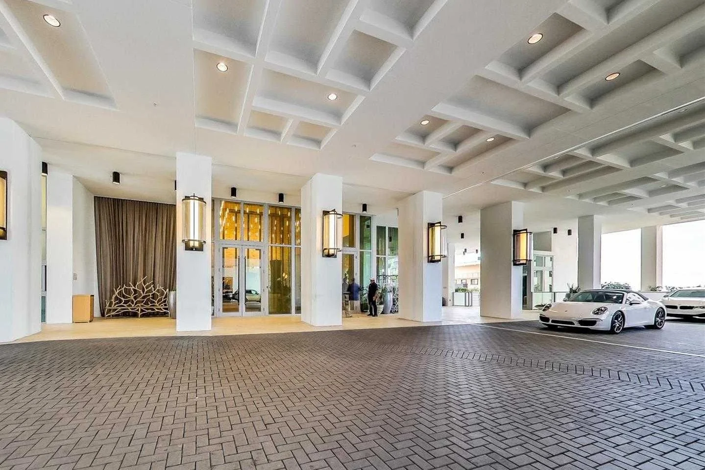 porte-cochere-biscayne-beach-entrance-valet_lipstickandchicspaces.com.jpg