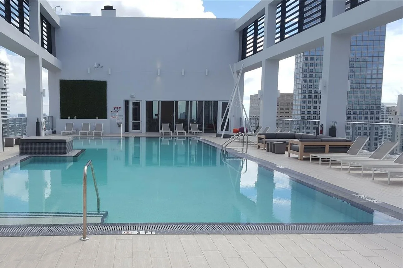 pool-centro-miami_lipstickandchicspaces.com.jpg