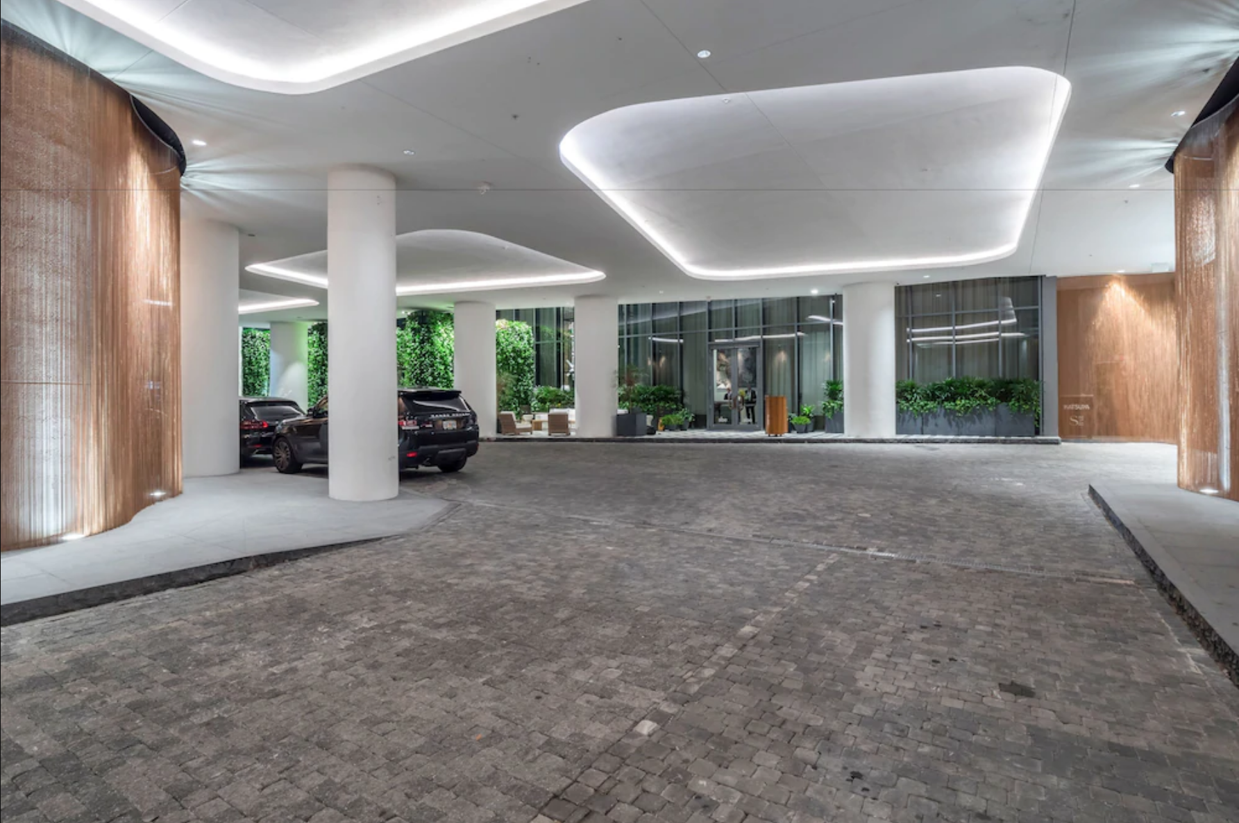 porte-cochere-sls-lux-brickell-entrance-valet_lipstickandchicspaces.com.jpg