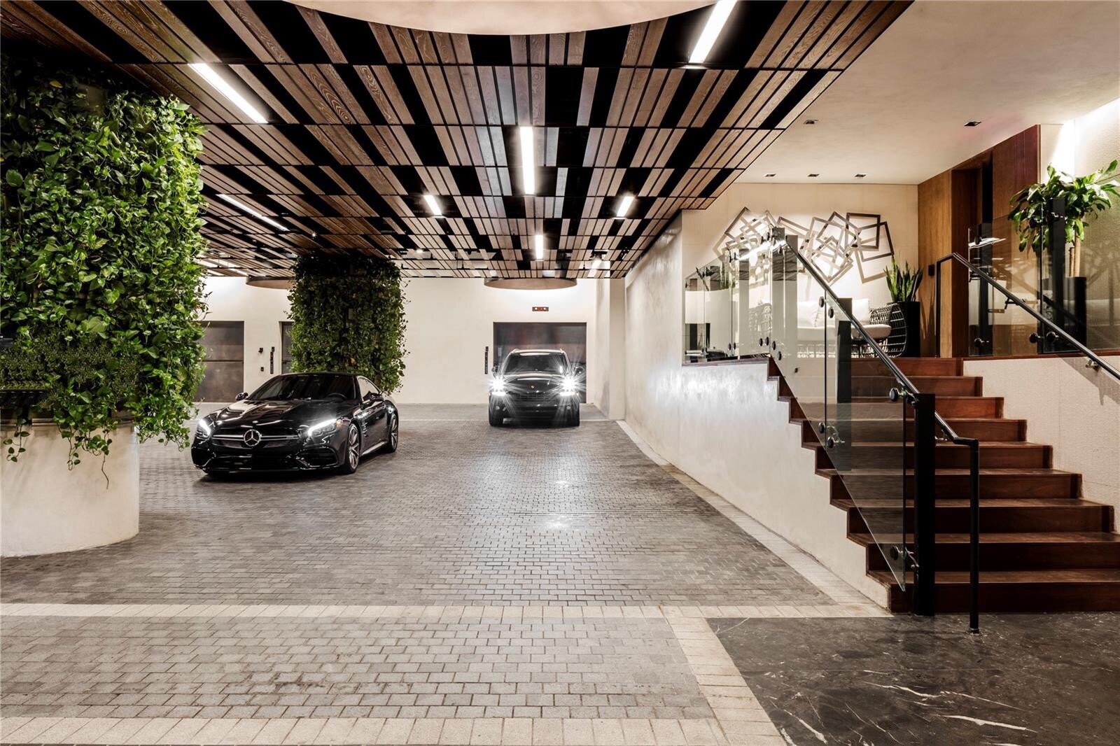 porte-cochere-echo-brickell-entrance-valet_lipstickandchicspaces.com.JPG