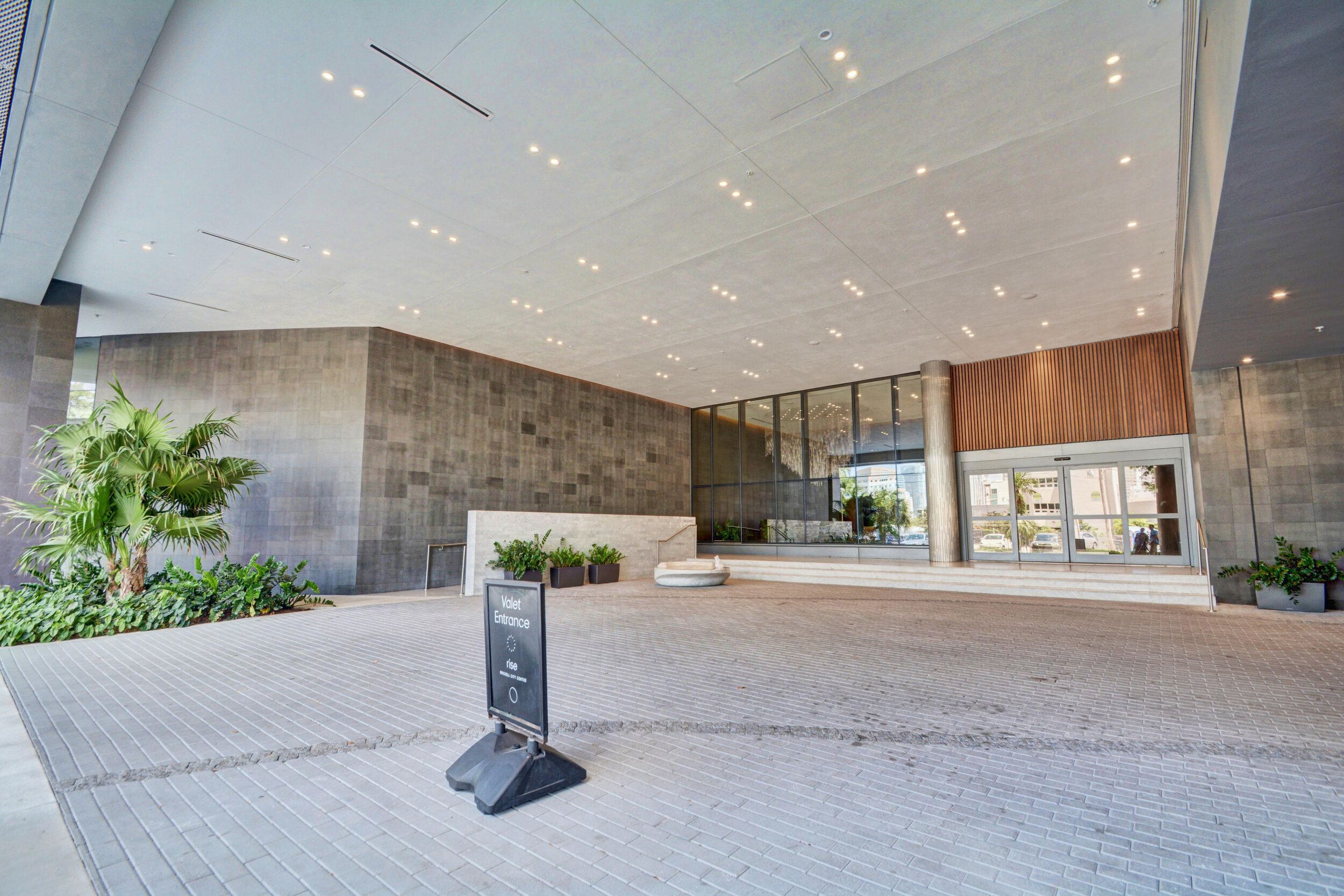 porte-cochere-reach-rise-brickell-city-centre-entrance-valet_lipstickandchicspaces.com.jpg