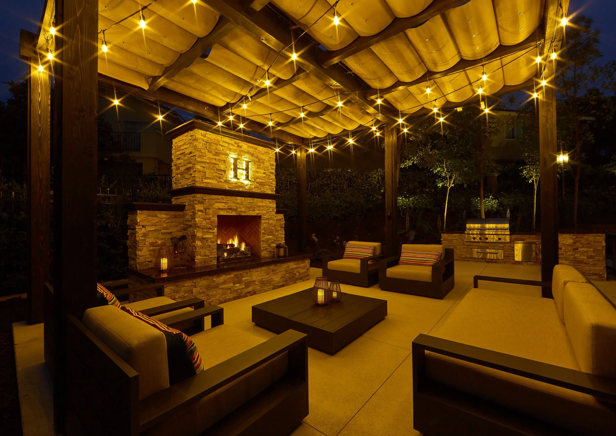 OUTDOOR LIVING SPACE BY NIGHT