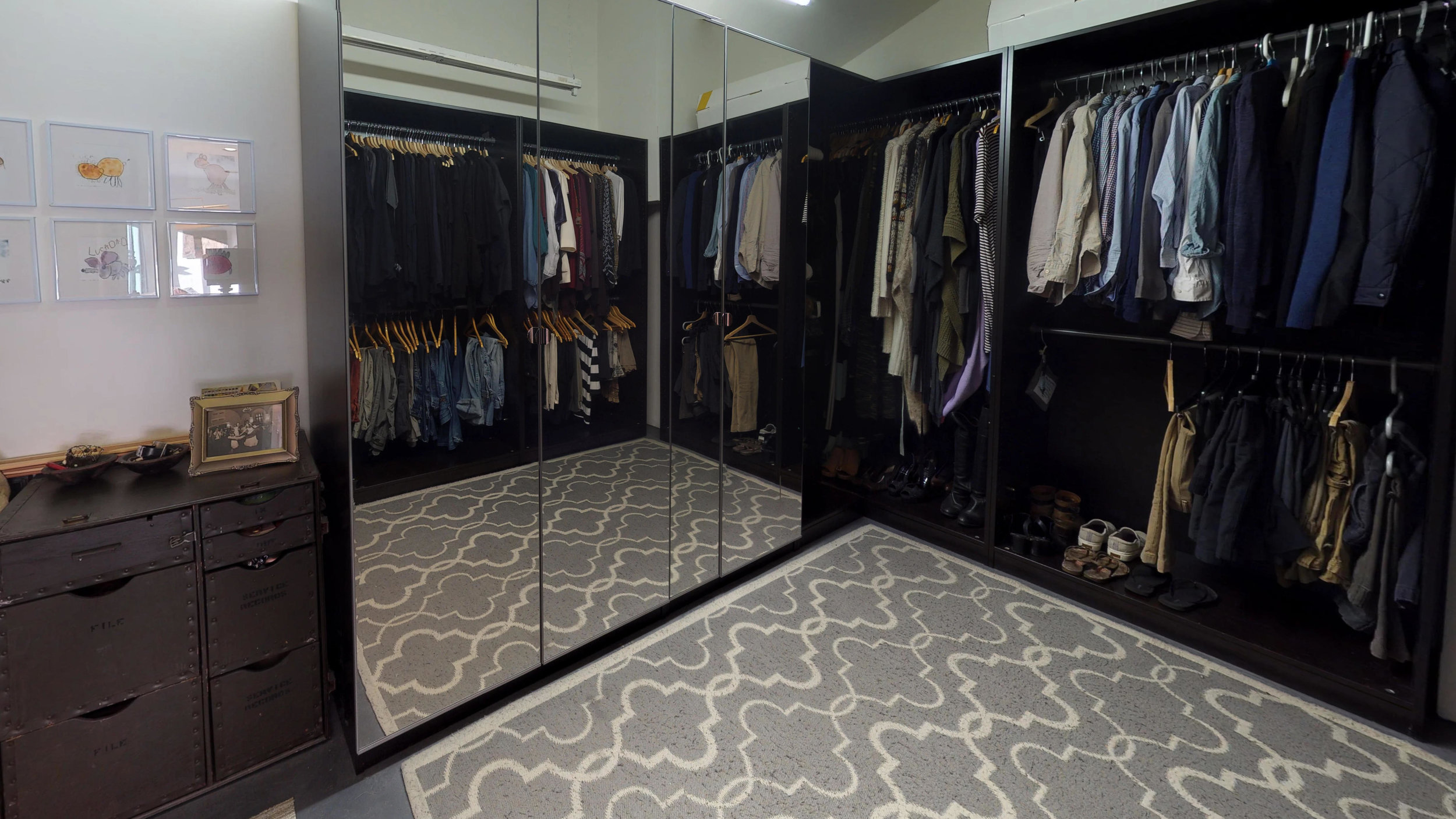 WALK-IN CLOSET