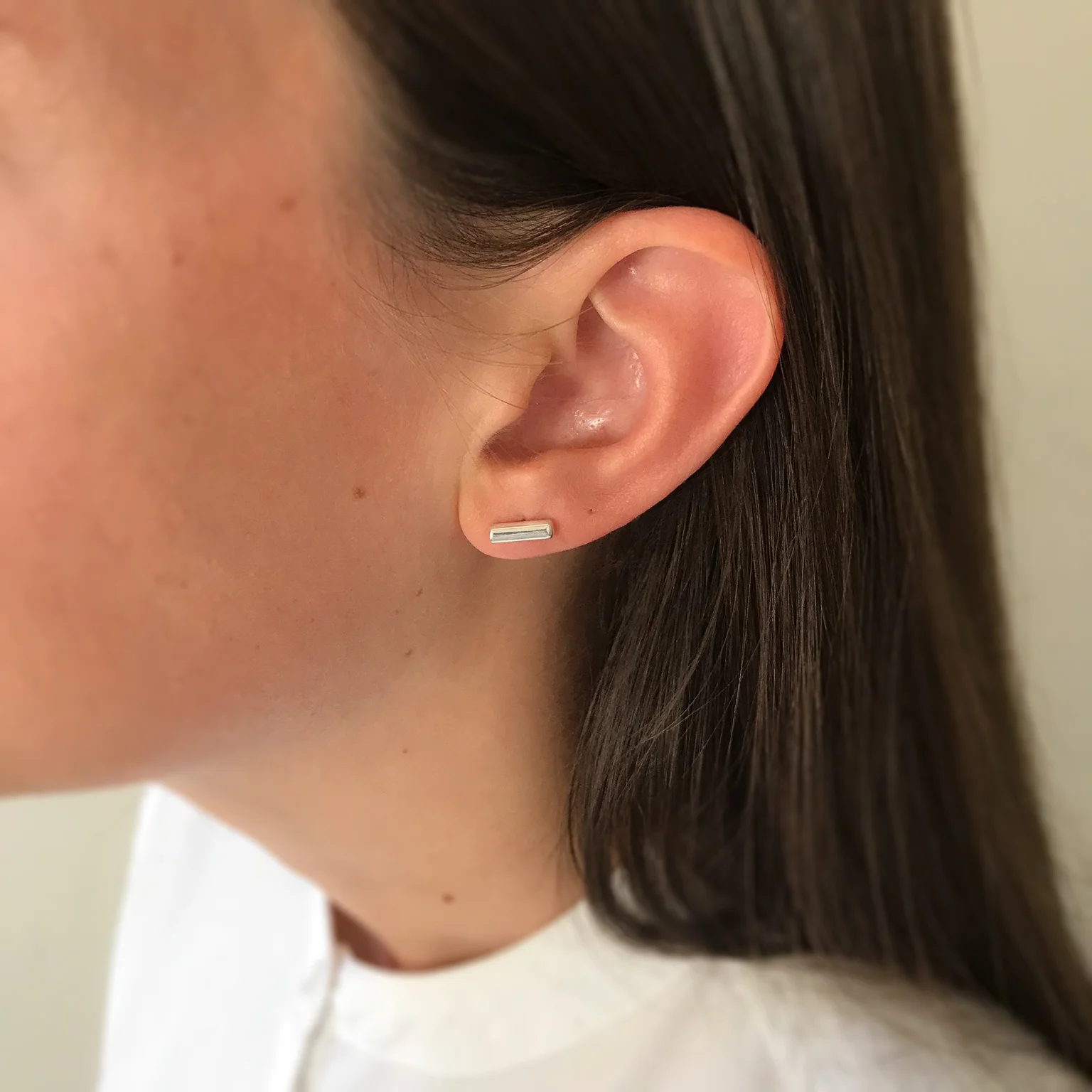 Ara the altar - Bar earrings ii - Model.jpg