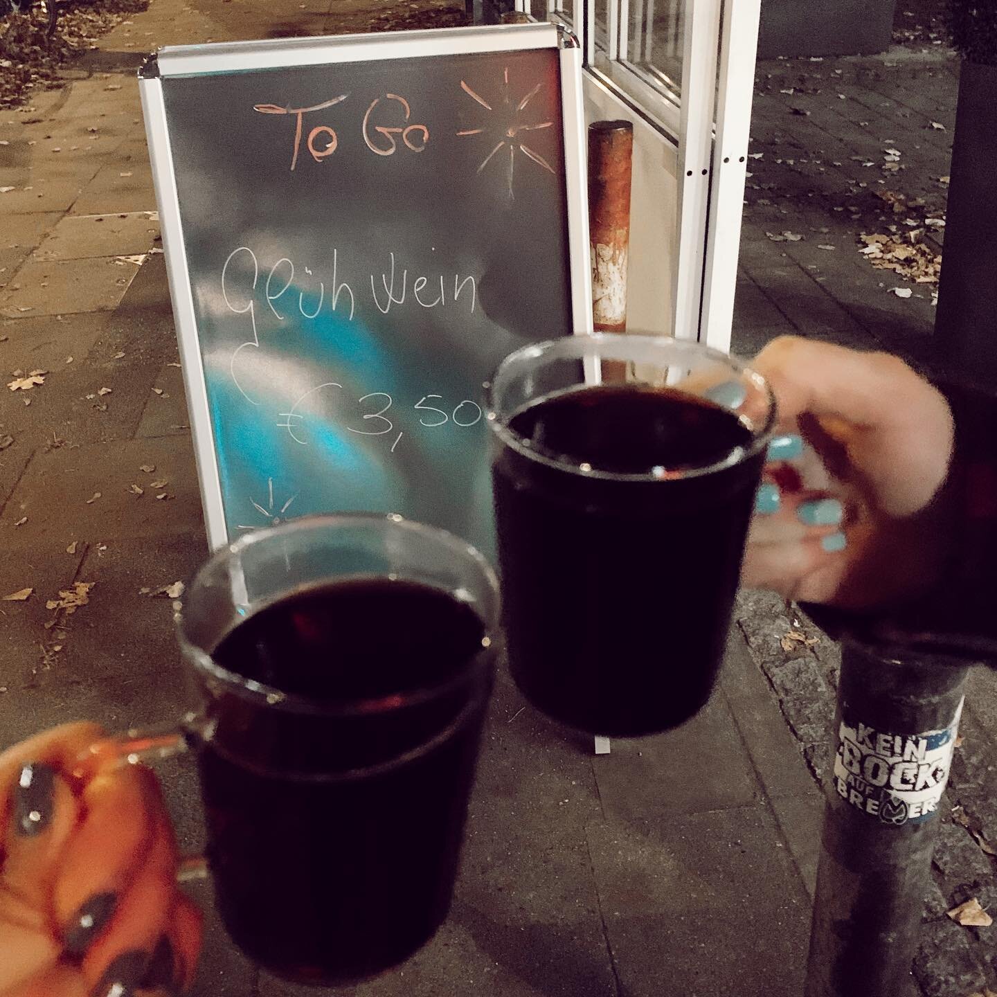 Glühwein To-Go Map - Swipe Right 👉🏼
 Just because there is a lockdown, doesn&rsquo;t mean we can&rsquo;t get creative with our fun! ✨

This week I saw a lot of &lsquo;Glühwein To-Go&rsquo; Places popping up around Hamburg in Eimsbüttel/Hoheluft/