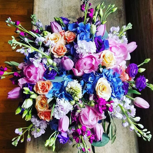 Oh those colors, those flowers 🔥🔥
#stemlinecreative 
#flowerdetails 
#summercolors 
#flowerdelivery 
#chicagoflorist 
#eventflorist 
#specialdelivery 
#babyboy 
#textures 
#freshflowers 
#watercolors