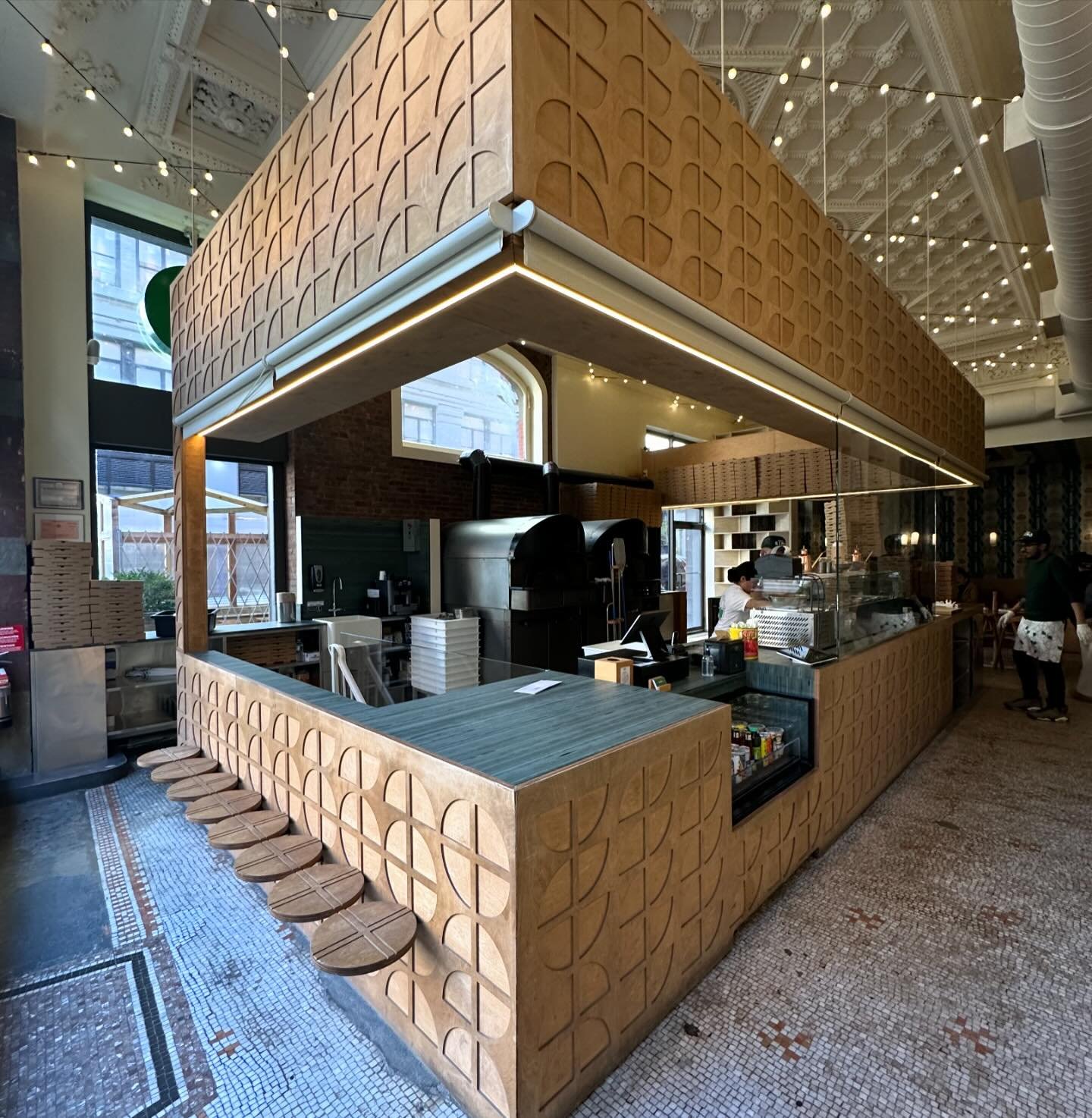 IL CHIOSCHETTO: our restaurants are designed and modeled after the &ldquo;CHIOSCHETTO&rdquo; napoletano, a little kiosk from which we sell pizza, calzoni and similar delicious food.

The inside-outside concept of our University place restaurant trans