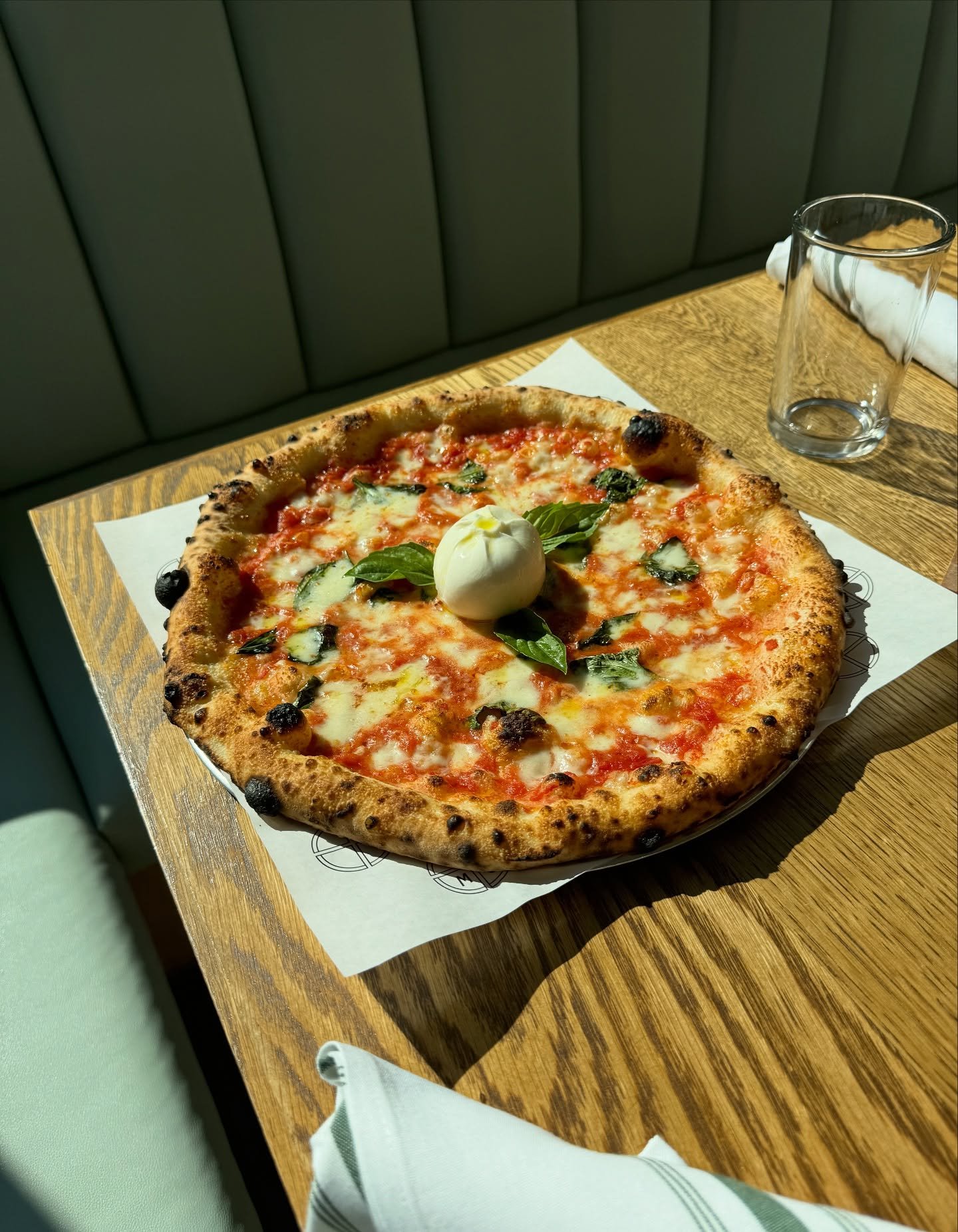 You know you want it&hellip; well it&rsquo;s here waiting for you! 🍕

Order any pizza of your choice (pictured: a Margherita) and 👉+ADD BURRATA 👈 You won&rsquo;t regret it. 

#simopizza #pizzanapoletana #90secondstonapoli #burrata