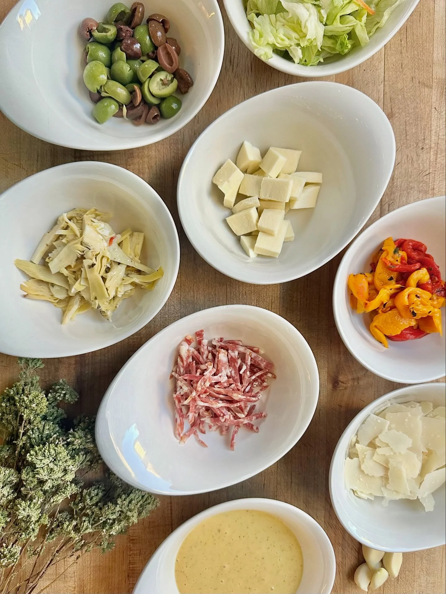 The KEY INGREDIENTS of SIM&Ograve;&rsquo;s Insalata Chopped 🥗➡️

Tied together with a zesty red wine vinaigrette, each of these fresh vegetables, meats and cheeses bring a special profile to this salad. It makes every bite crispy and flavor-focused.