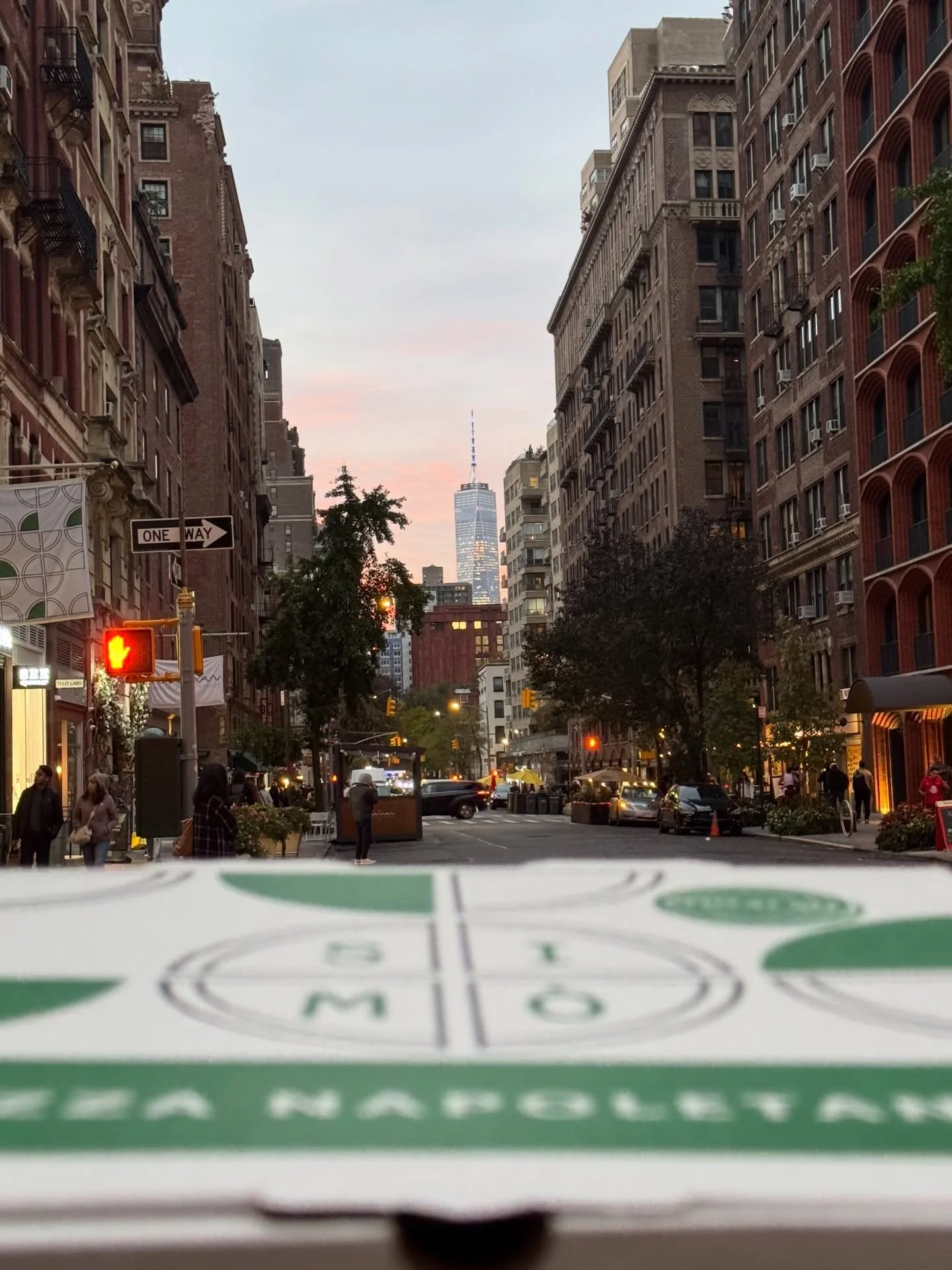 Get out and enjoy the last sunsets of 2025&hellip; bonus points if it&rsquo;s outside of a SIM&Ograve; restaurant, pizza in-hand 🍕 

📸: @alannabelle25 
______
SIM&Ograve; Pizza | 90 Seconds to Napoli | pizza napoletana around nyc eats foodies | Mer
