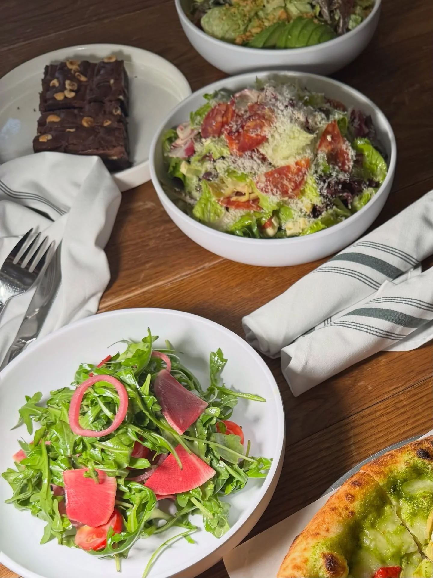A table built for sharing (or not&hellip; we don&rsquo;t judge!)

Fill your plate with slices of fresh Neapolitan pies, crisp salads, and house-made brownies worth saving room for. 😋🍕

#simopizza #90secondstonapoli #pizzerianapoletana #eatnyc #tabl