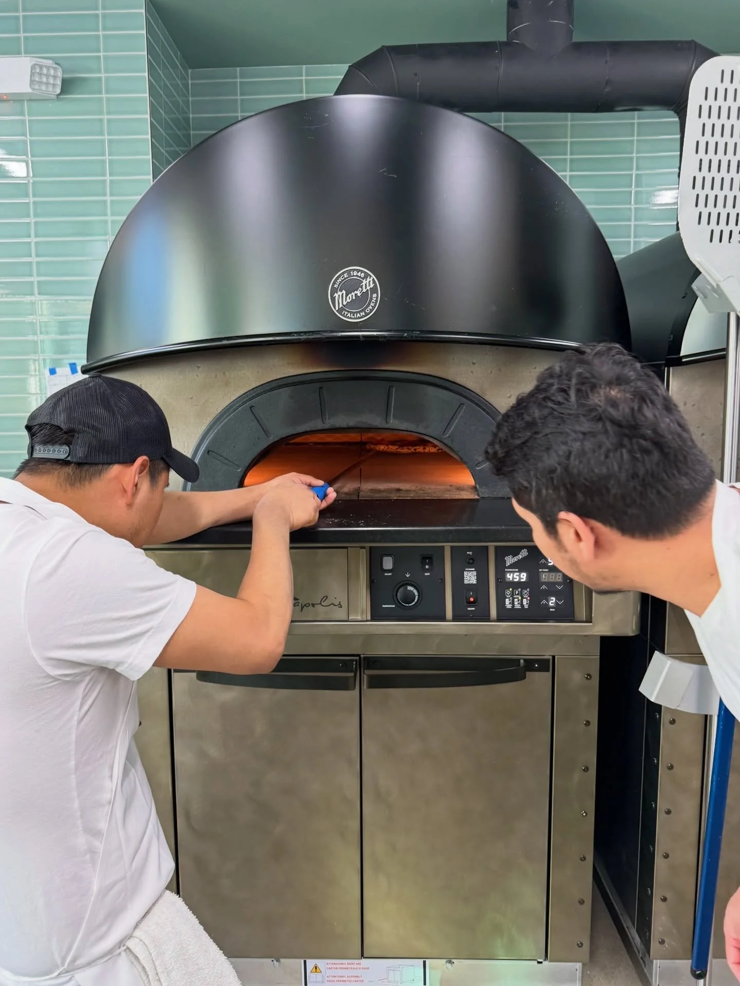 When the chefs are paying this close attention to what&rsquo;s coming out of the oven, you know you&rsquo;re getting something beautiful 🍕

Order your perfect, thin-crust Margherita only at 👉 simopizza.com

#simopizza #90secondstonapoli #pizzanapol