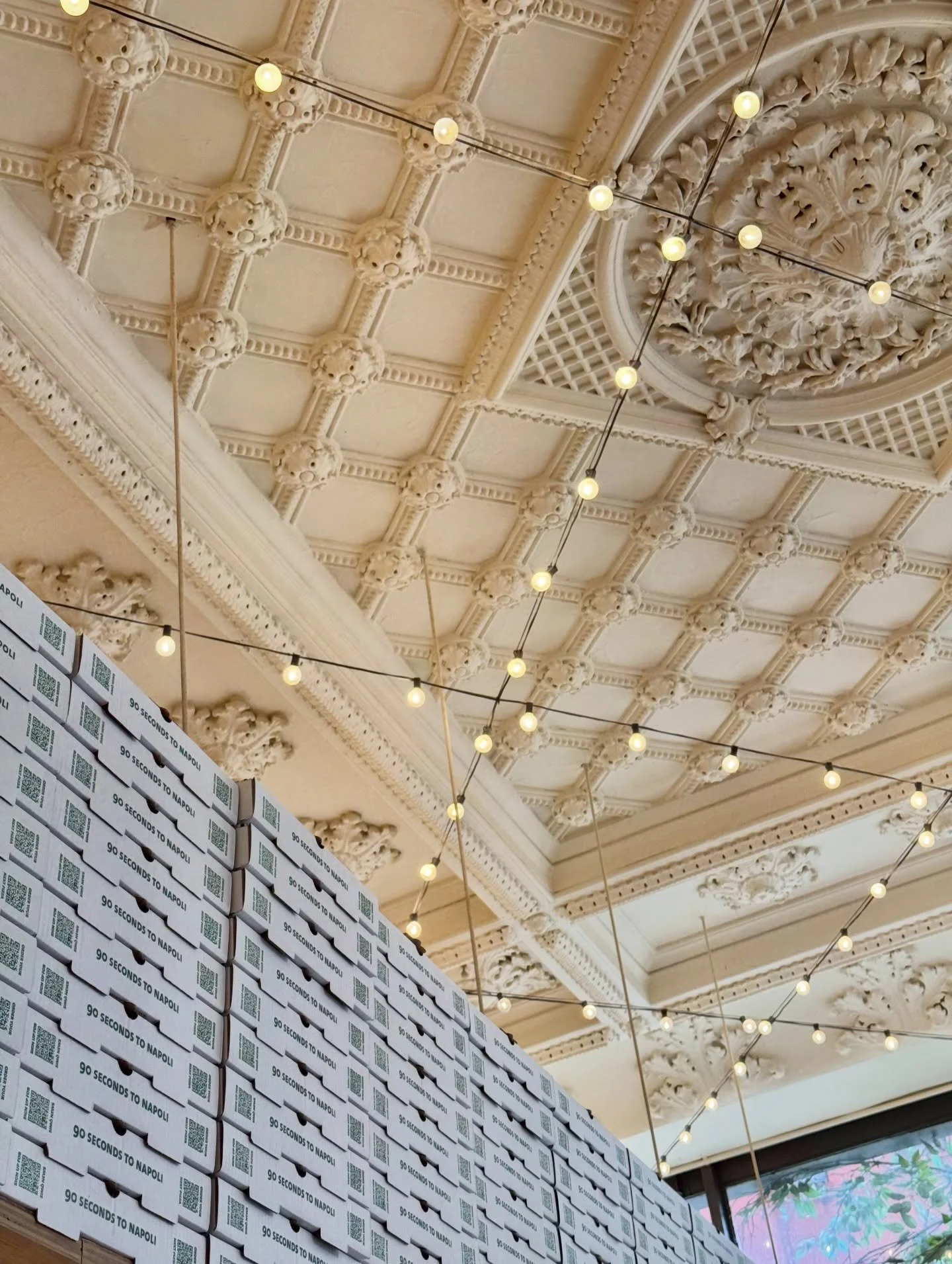 Down to the last detail✨➡️

💡From the glow of the lights to the curve of the tiles, every detail in our restaurants was chosen with careful intention. Because we feel great pizza deserves a space that&rsquo;s just as thoughtfully crafted 🍕

#simopi