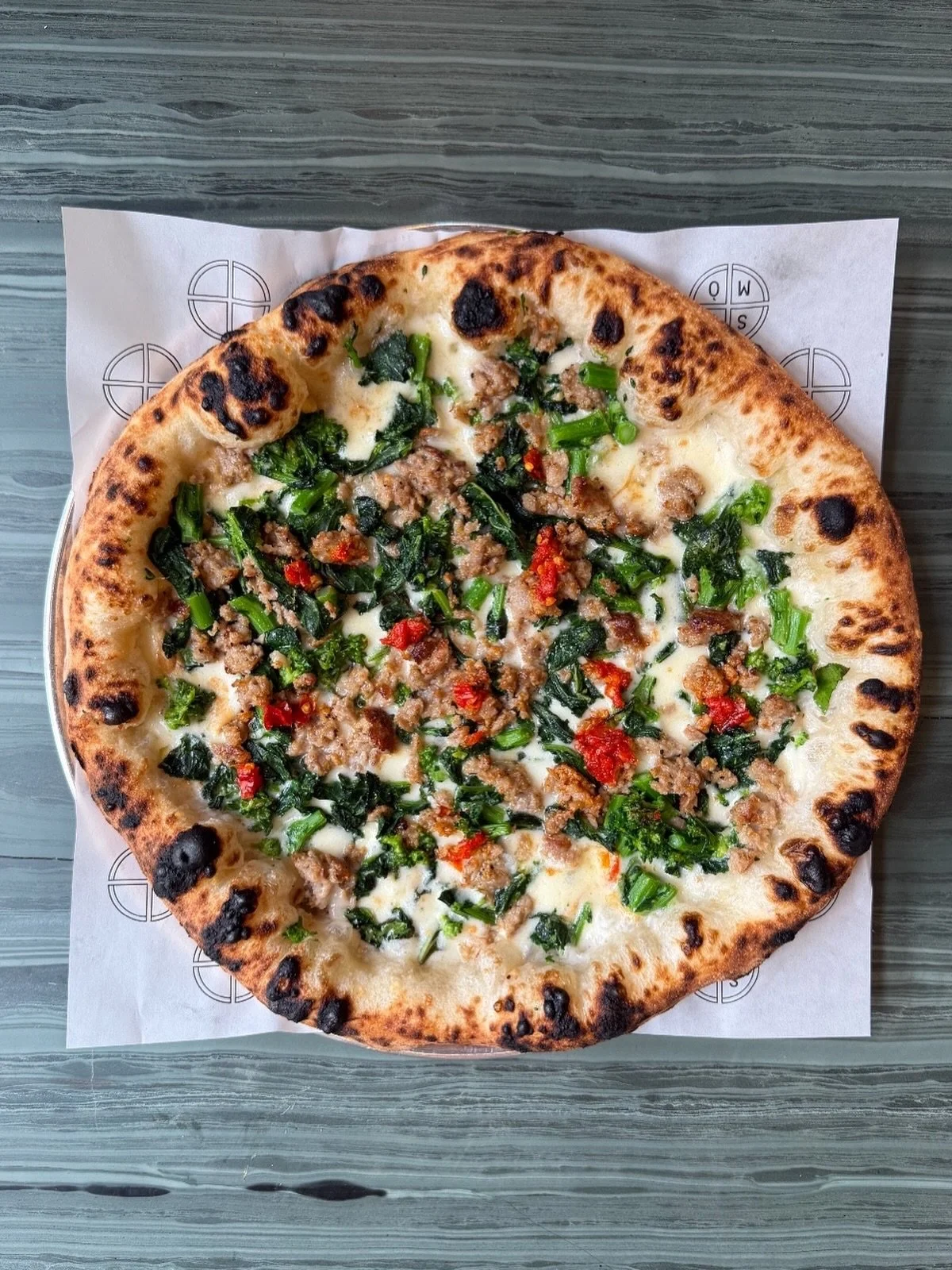 🍂 Fall has officially arrived at SIMŌ 🍂 Introducing our SIM&Ograve; Sausage &amp; Rabe Speciale Pizza:

🍅 Tomato &mdash; bright and classic
🥦 Broccoli rabe &mdash; bitter and earthy 
🥓Sweet Italian sausage &mdash; savory and hearty
🌶️ Calabrian