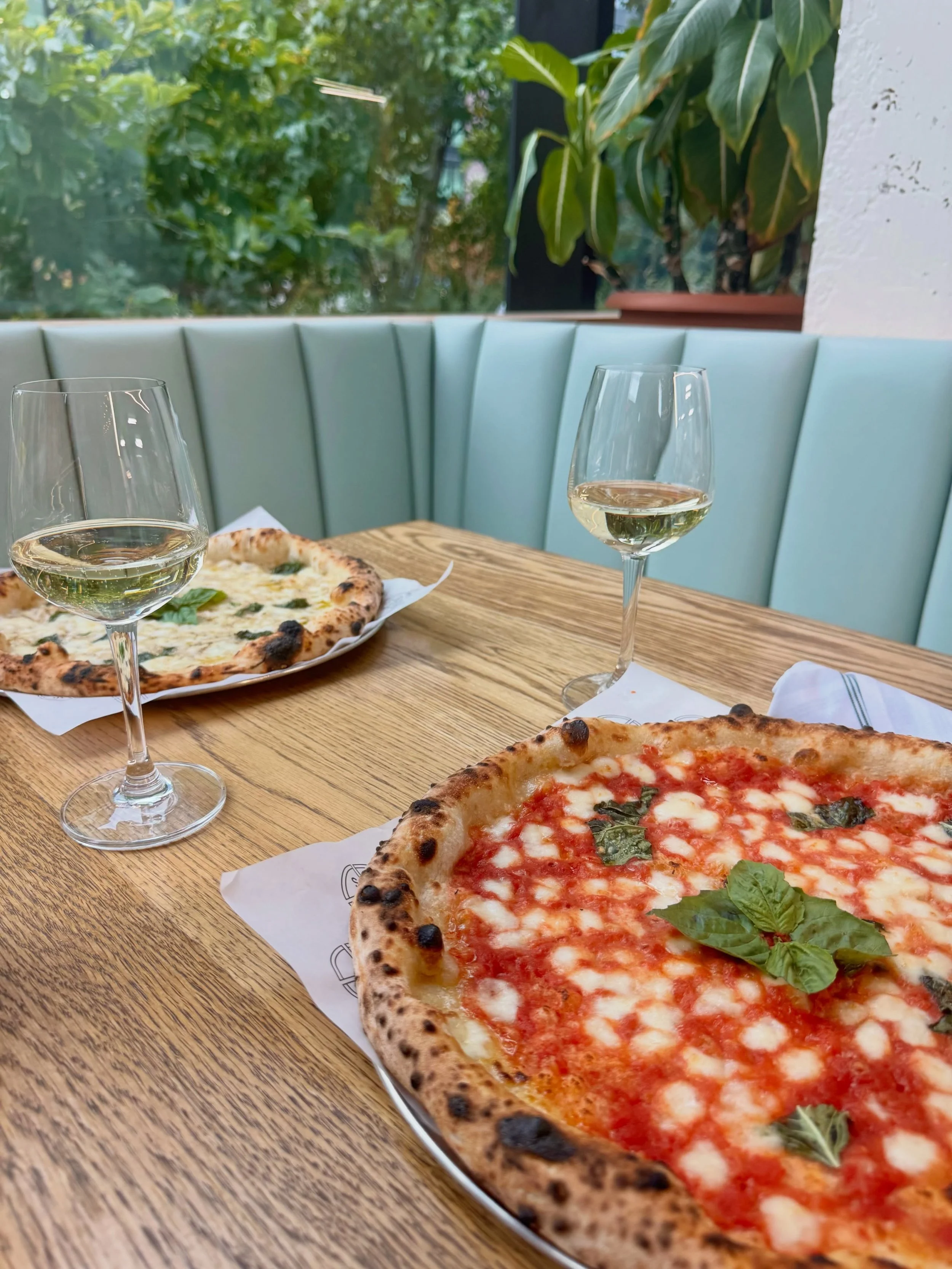 We&rsquo;re celebrating 
👉 National Wine &amp; Cheese Day 
the best way we know how...
and we hope you&rsquo;ll join us 🥂🍕🧀

#simopizza #margherita #whitewine #wineandcheese #pizzanyc