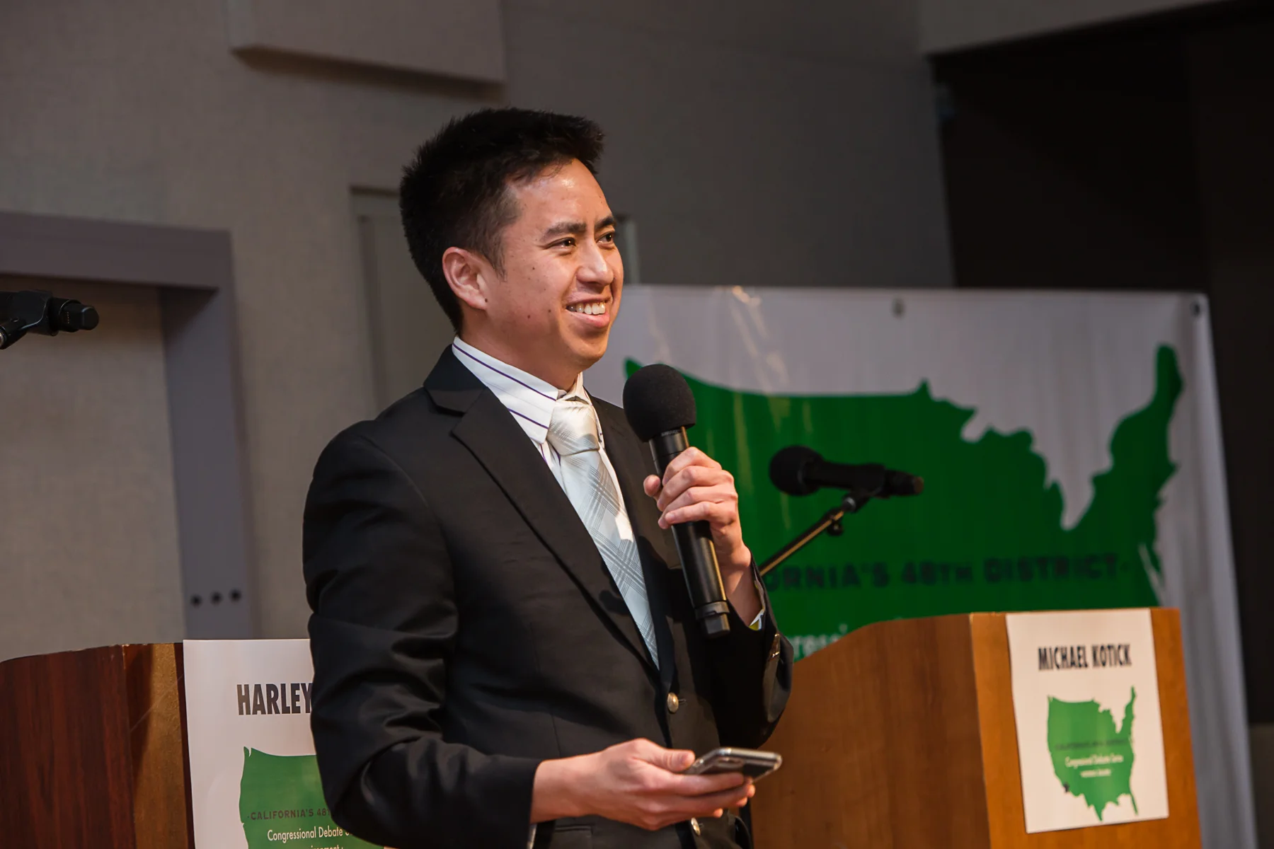 1188_180403 IndivisibleOC48 Debate2-4x6.jpg