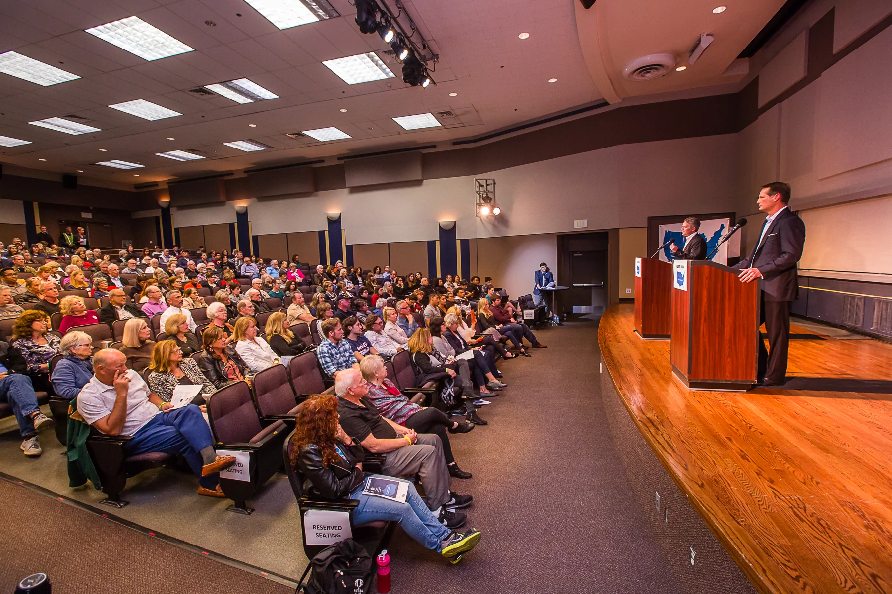 2275_180423_IndivisibleOC48_Debate3-4x6.jpg