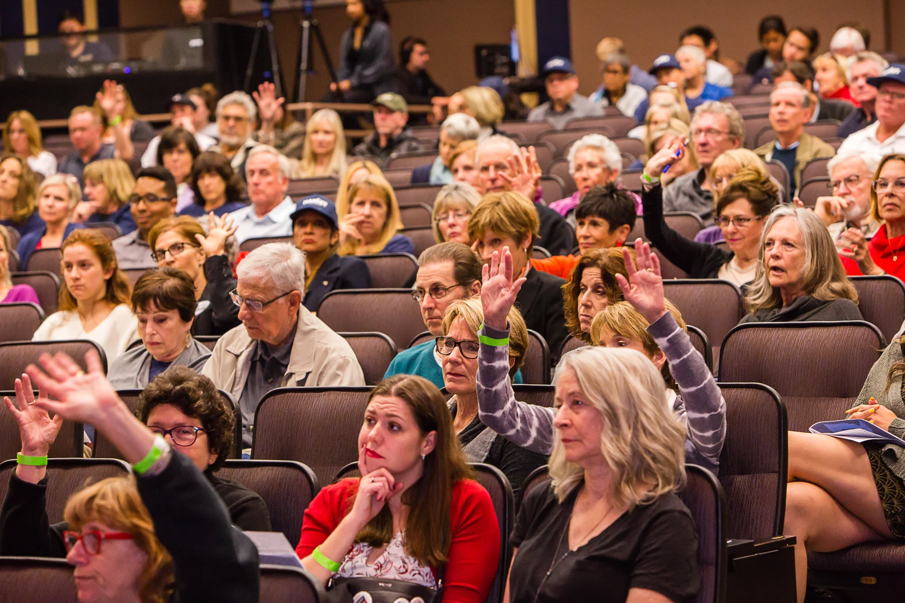 2353_180423_IndivisibleOC48_Debate3-4x6.jpg