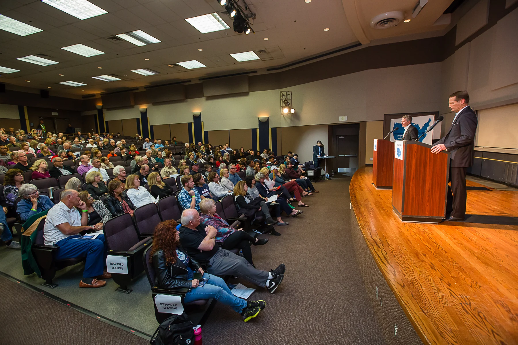 2413_180423_IndivisibleOC48_Debate3-4x6.jpg